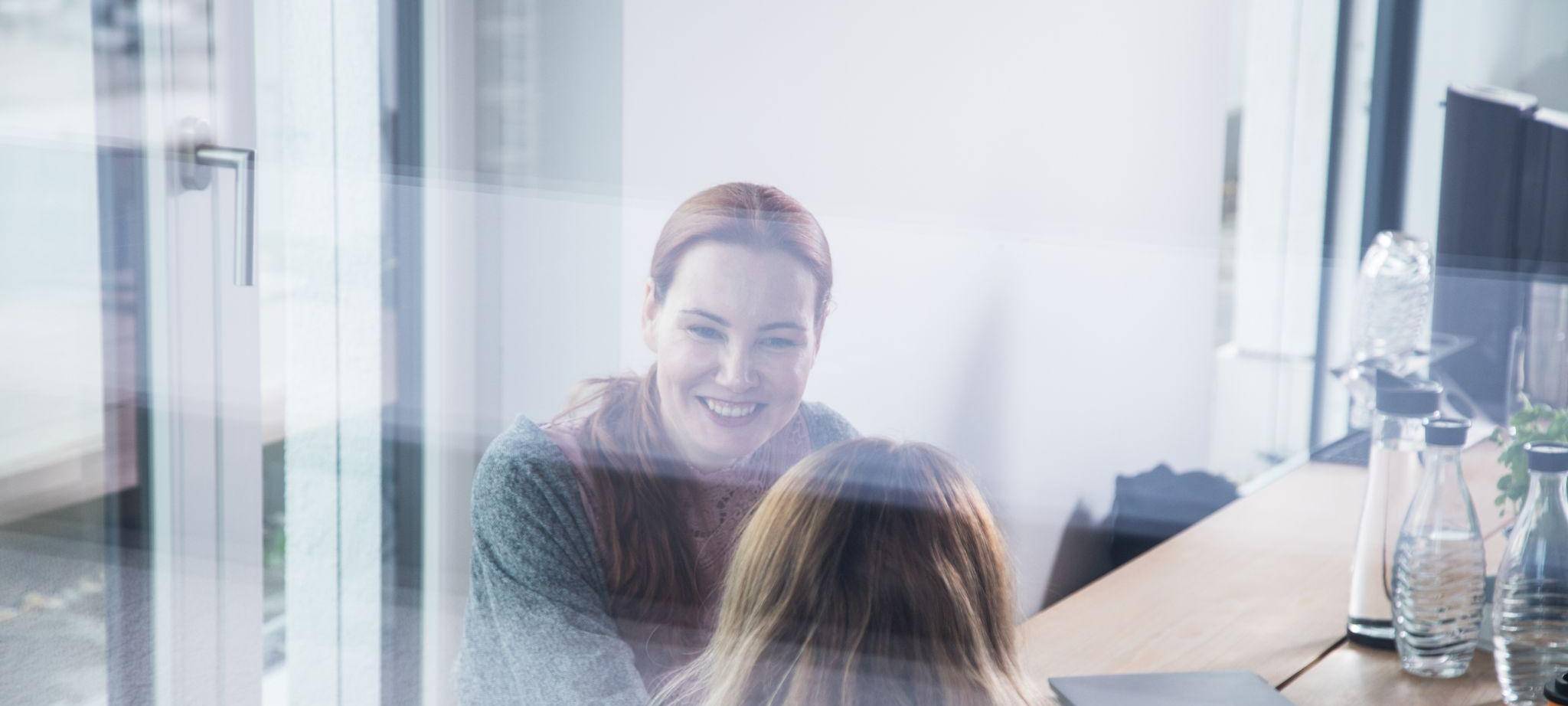 Zwei Frauen unterhalten sich in einem Pausenraum