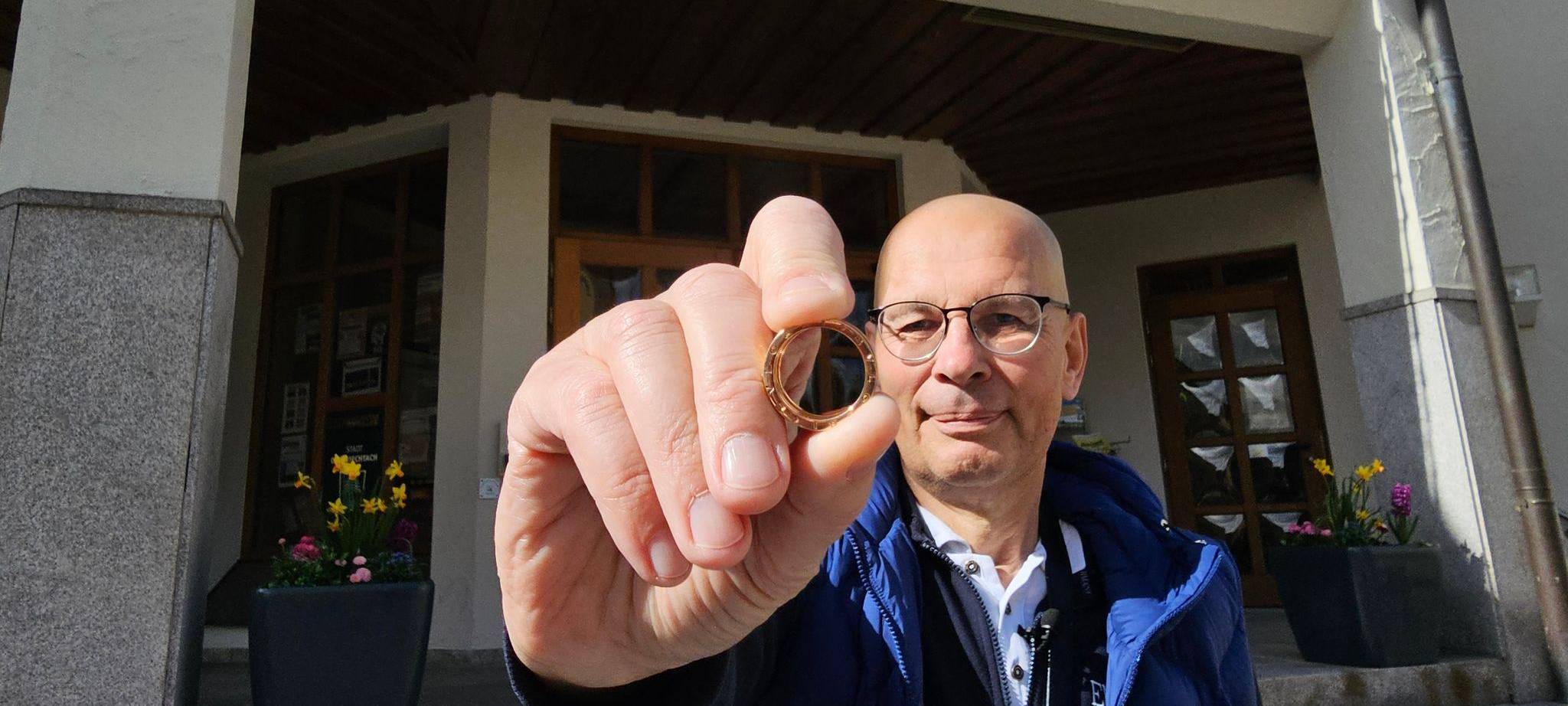 Besitzer aus Berlin holt verlorenen Ehering in Bayern ab