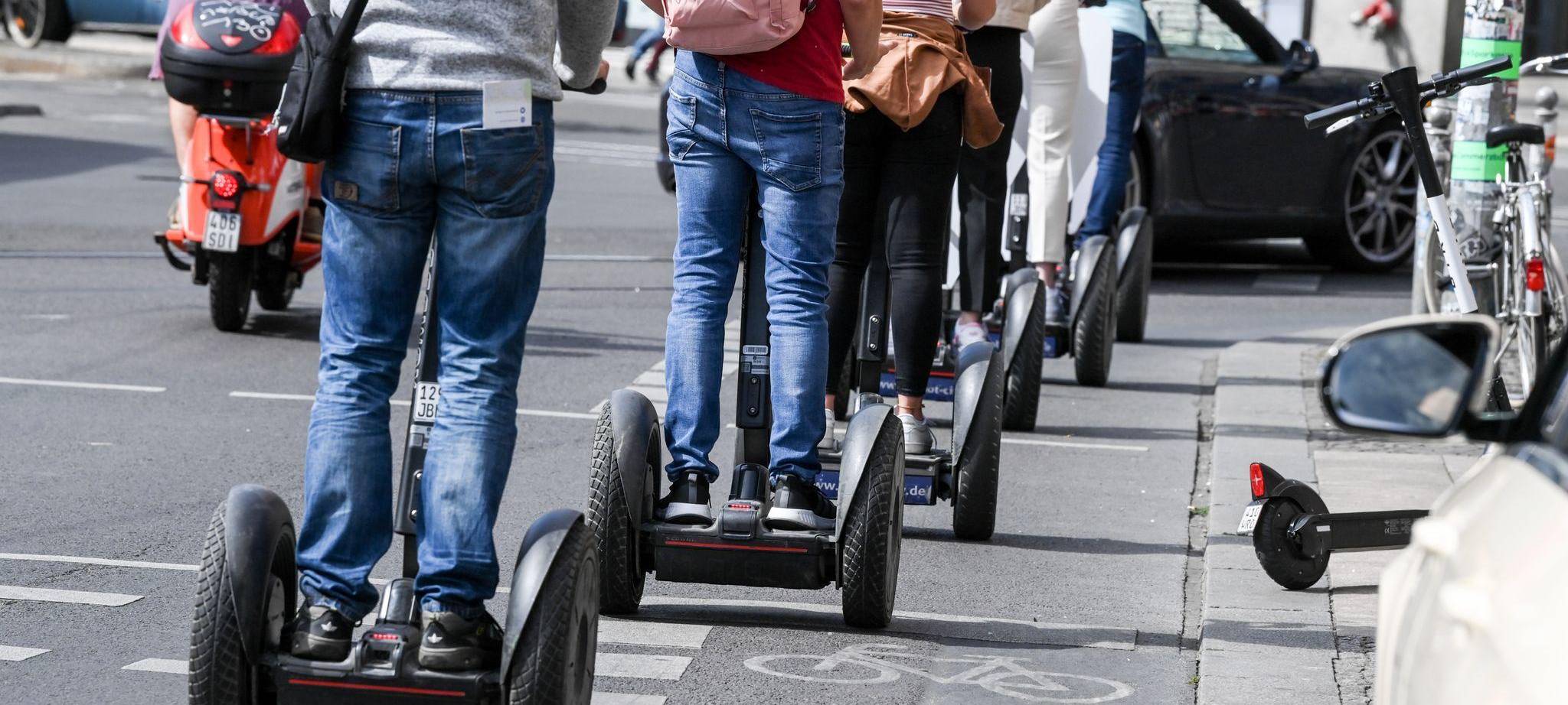 Touristen auf Segways in Berlin