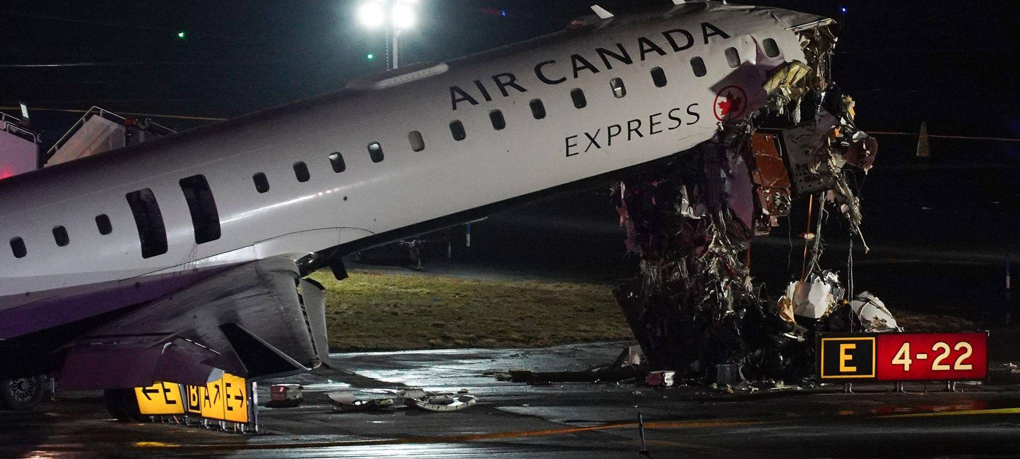 Flugzeug kollidiert in New York mit Fahrzeug