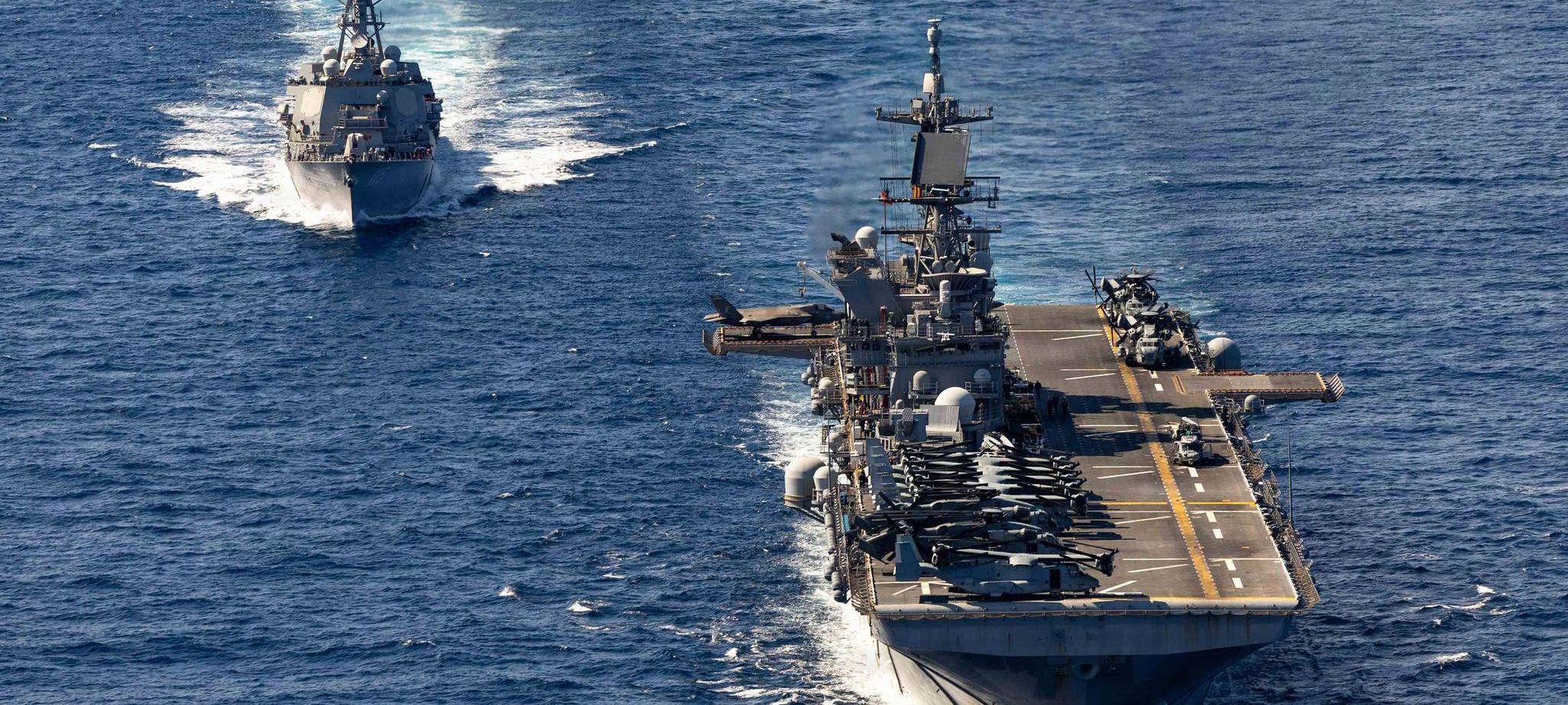 USS Rafael Peralta RAS mit USS Tripoli