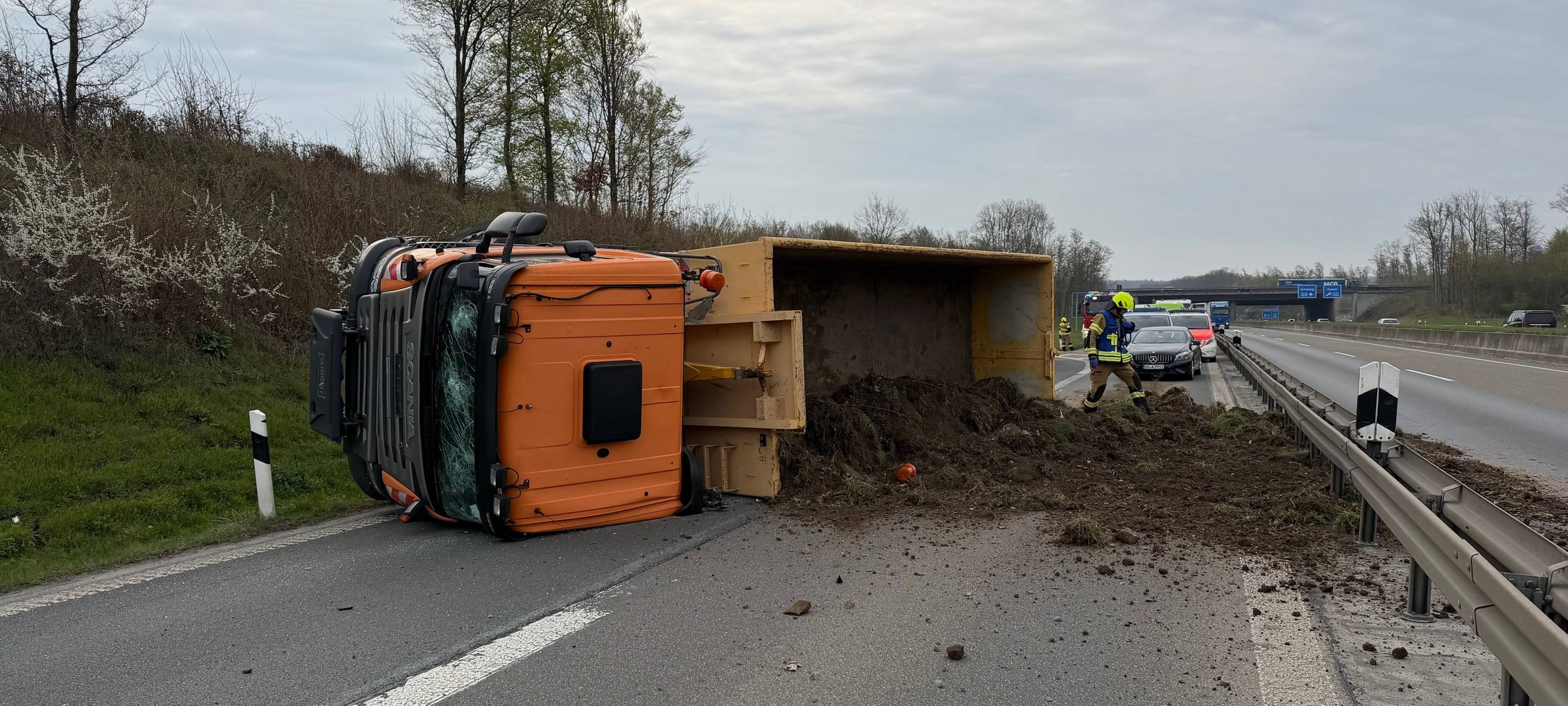 LKW-Unfall im Autobahnkreuz Werl: Abfahrt zur A445 gesperrt