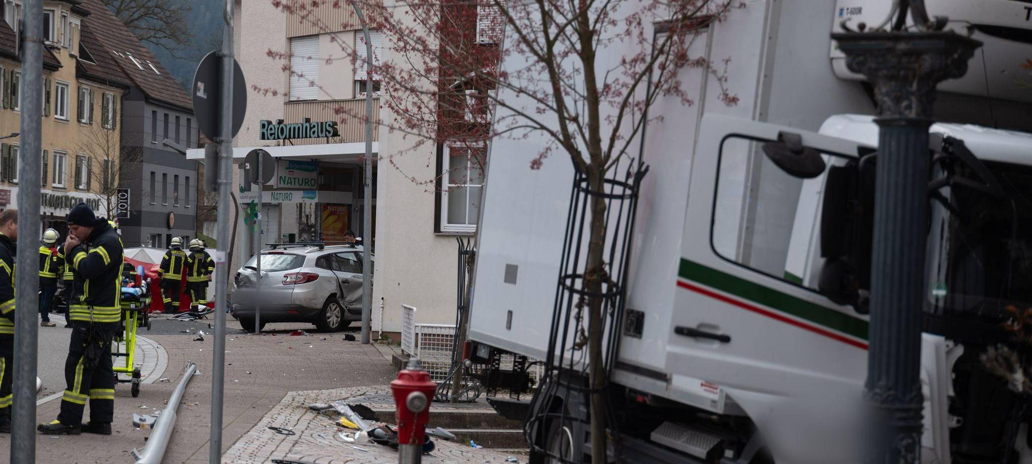 Lastwagen erfasst Mutter und Kind - beide tot