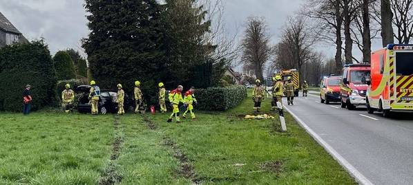 Schwerer Unfall bei Delbrück: Fahrer prallt gegen Baum