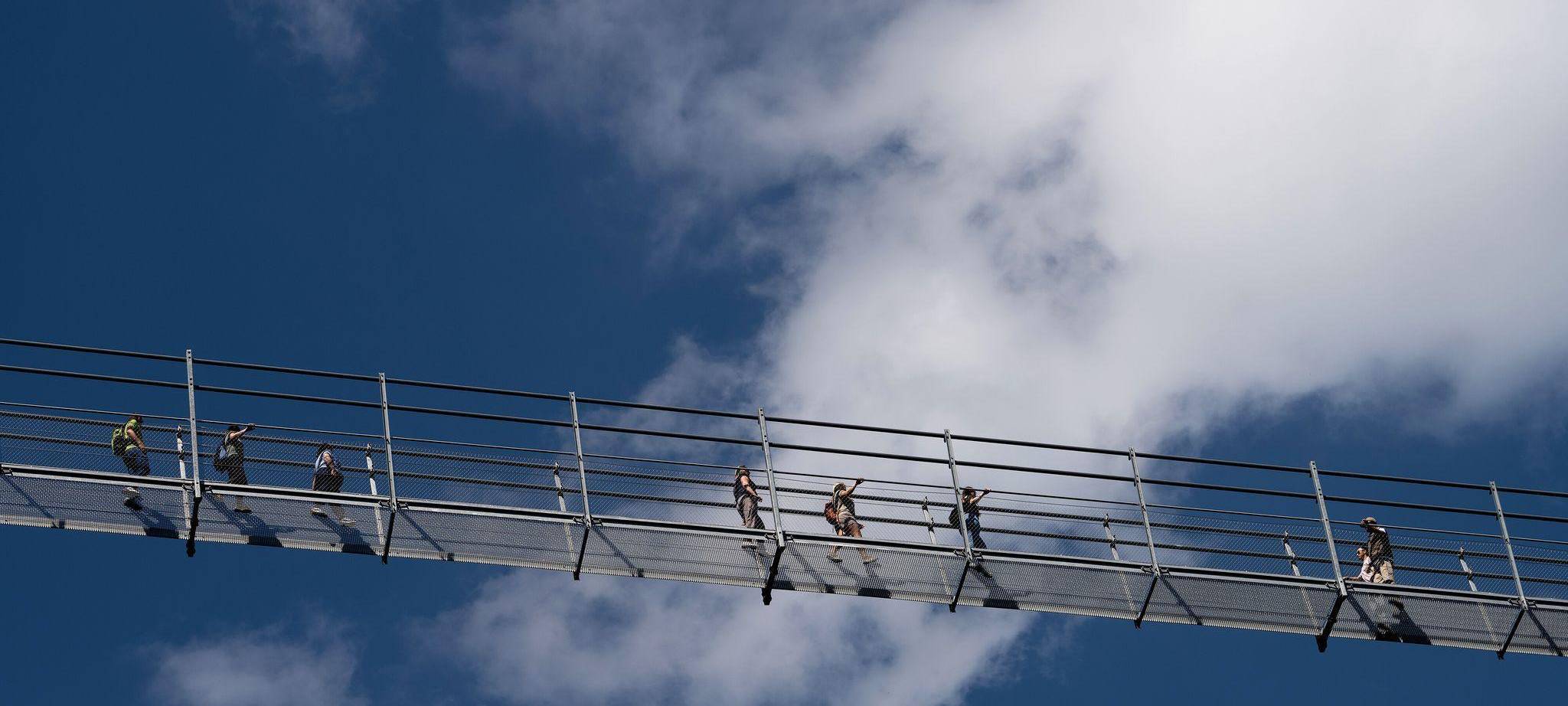 Besucher gehen über den Skywalk in Willingen