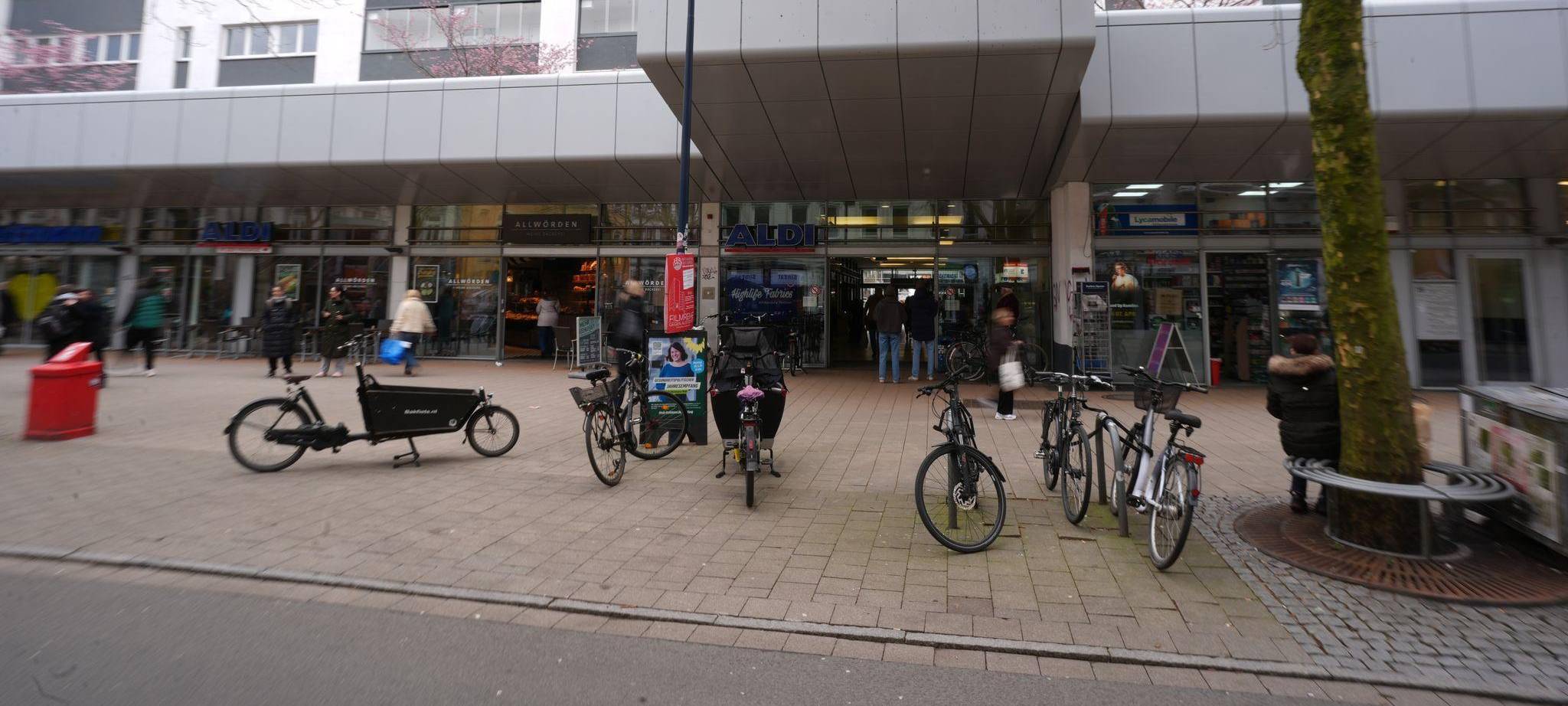 Wolf verletzt Frau in Einkaufspassage