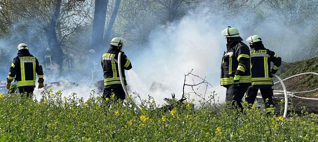 Feuerwehren aus Welver und Lippetal löschen Osterfeuer