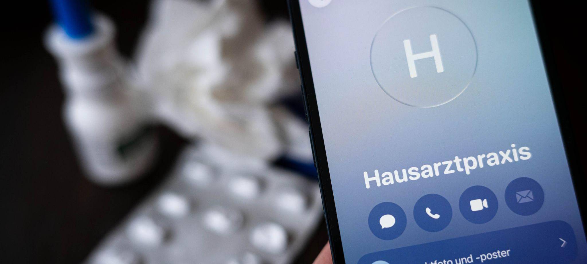 Eine Person ruft eine Hausarztpraxis an