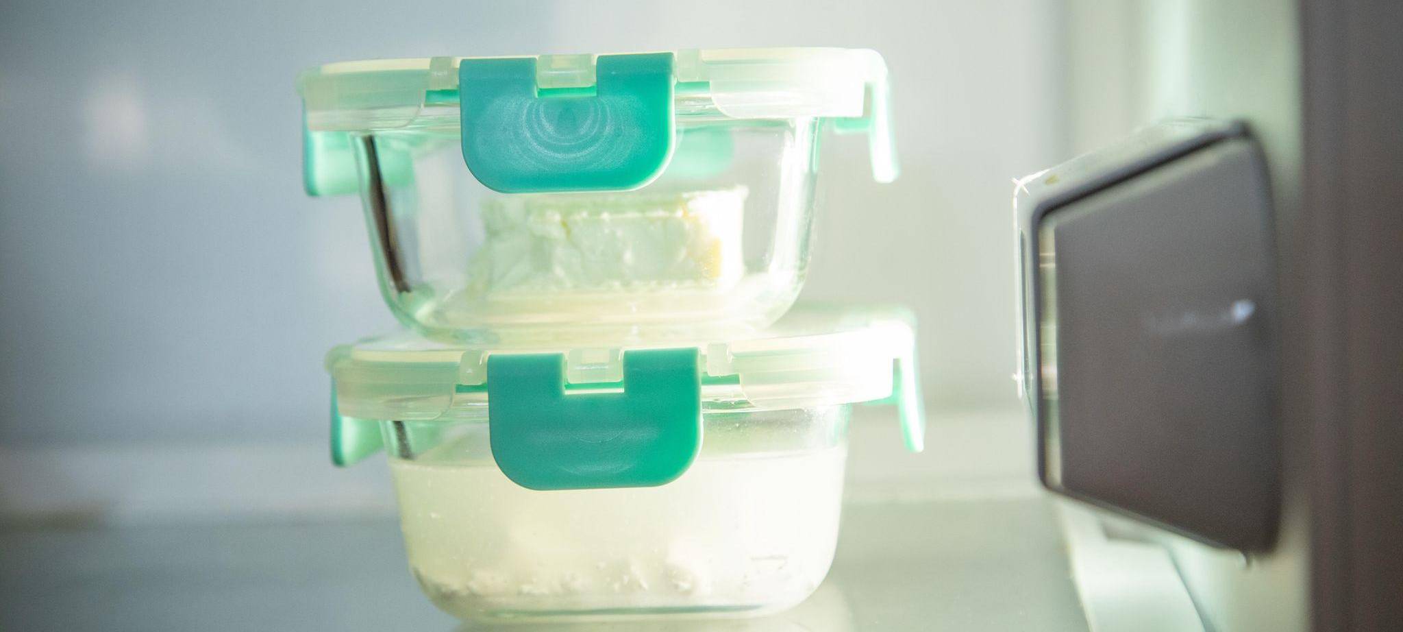 Feta in luftdichten Schalen steht im Kühlschrank