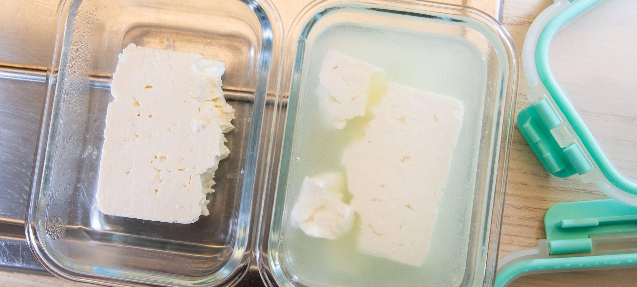 Feta liegt in zwei luftdichten Schalen