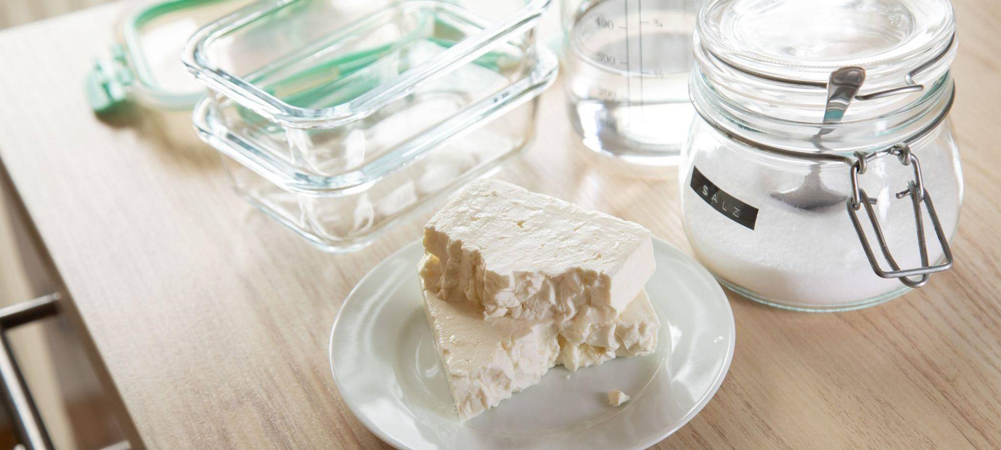 Feta liegt auf einem Teller