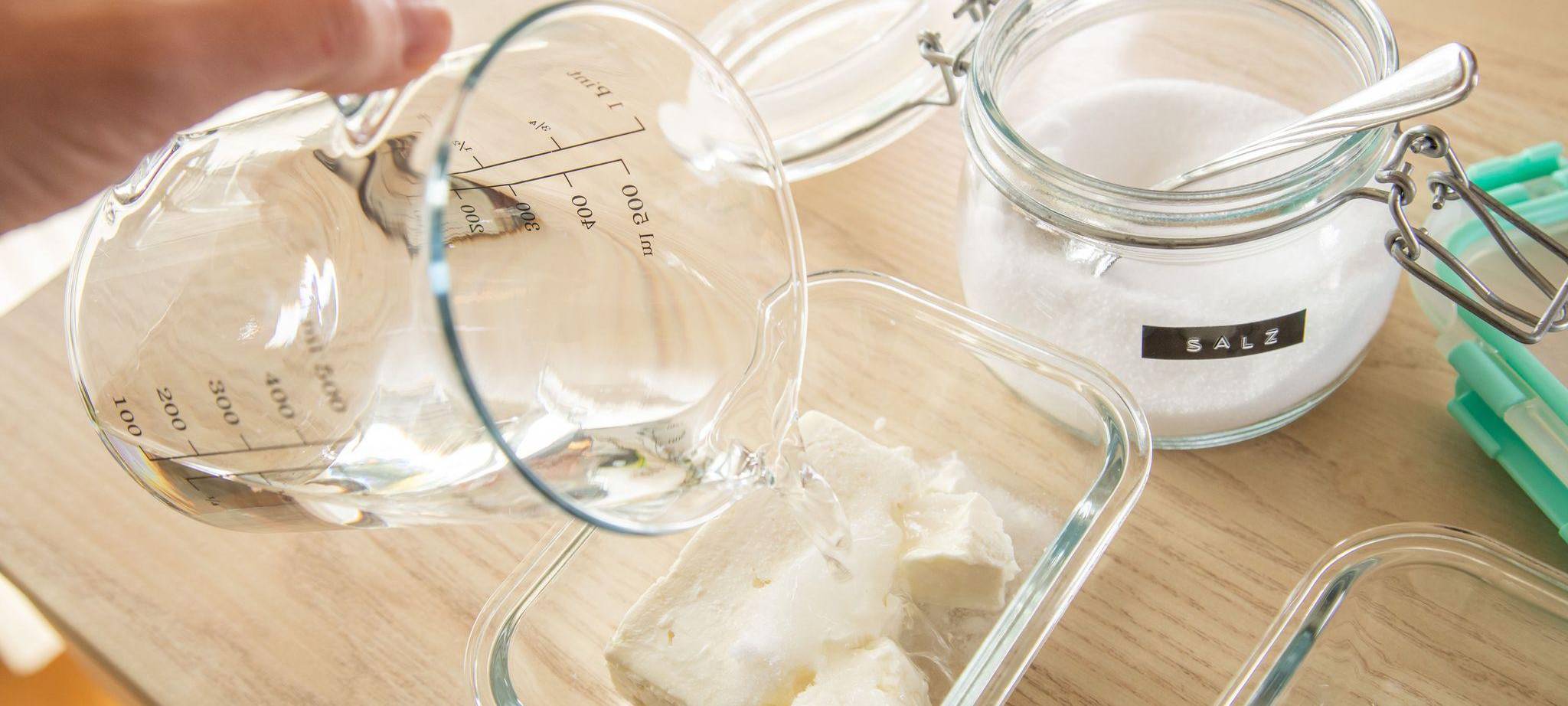 Wasser wird über einen Feta gegossen