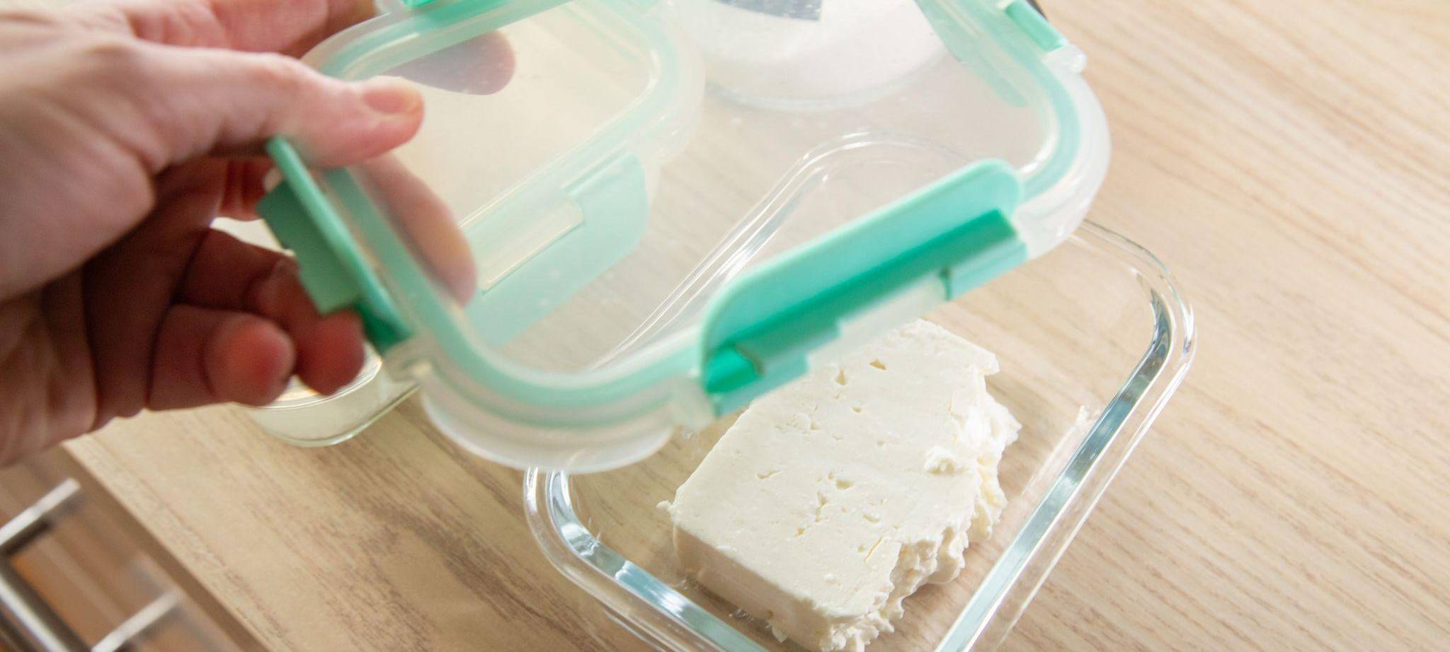 Feta liegt in einer luftdichten Schale