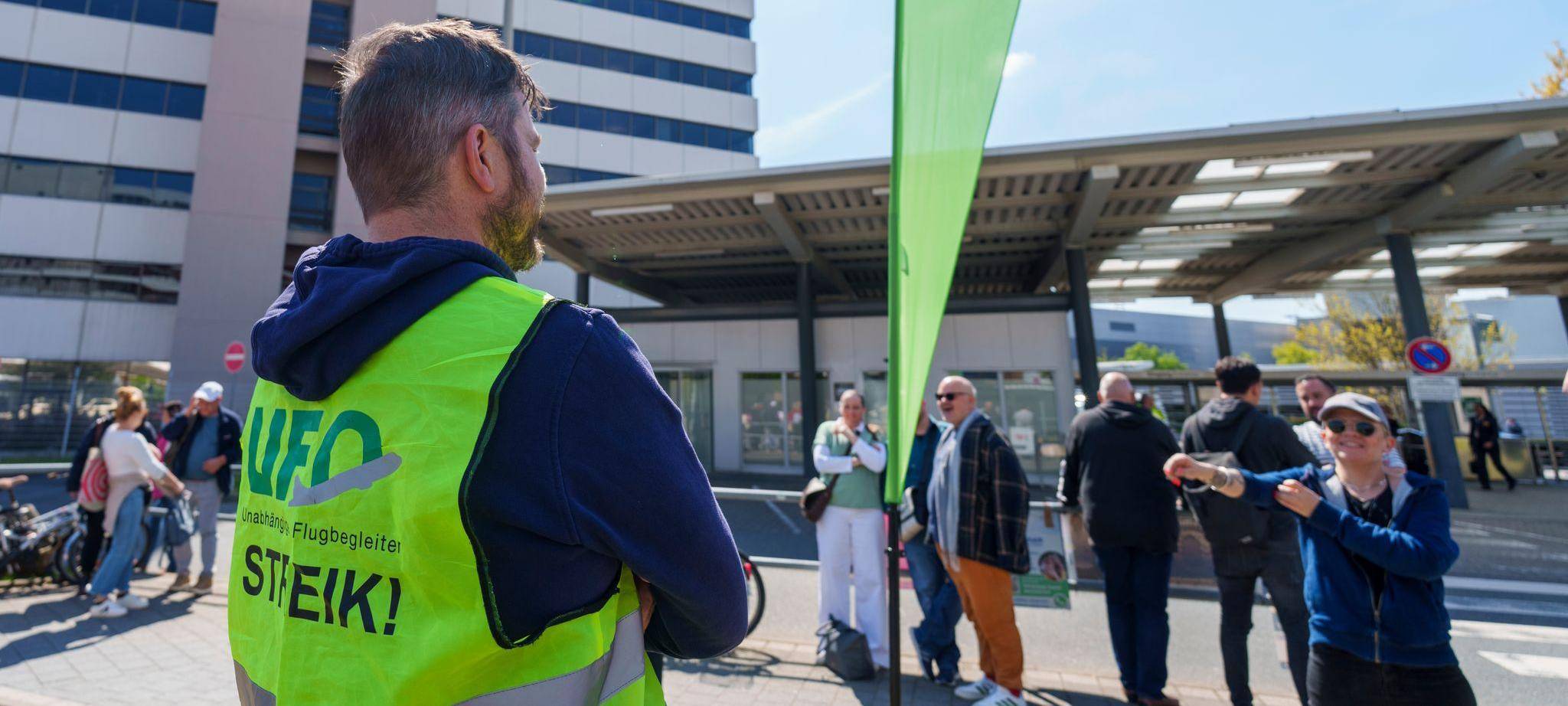 Festakt 100 Jahre Lufthansa und ganztägiger Streik des Kabinenpe