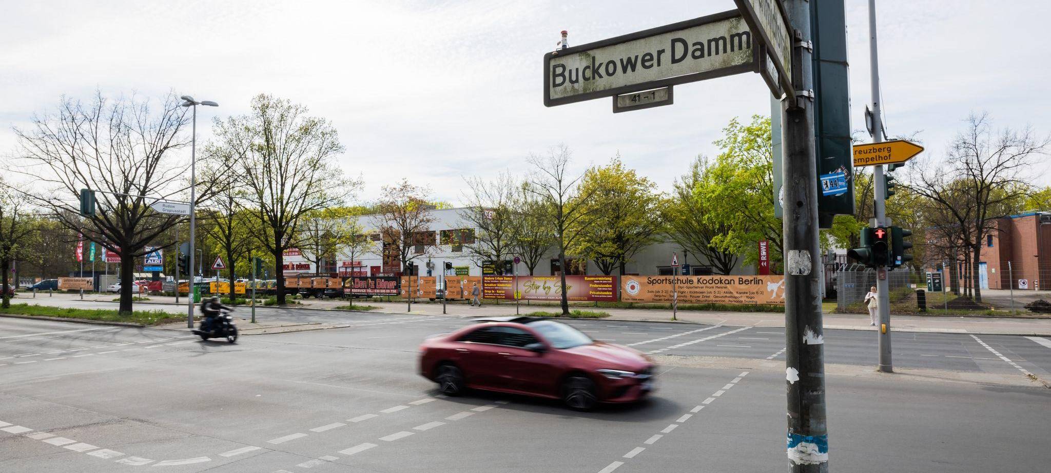 Auto erfasst Mädchen auf E-Scooter – 14-Jährige stirbt