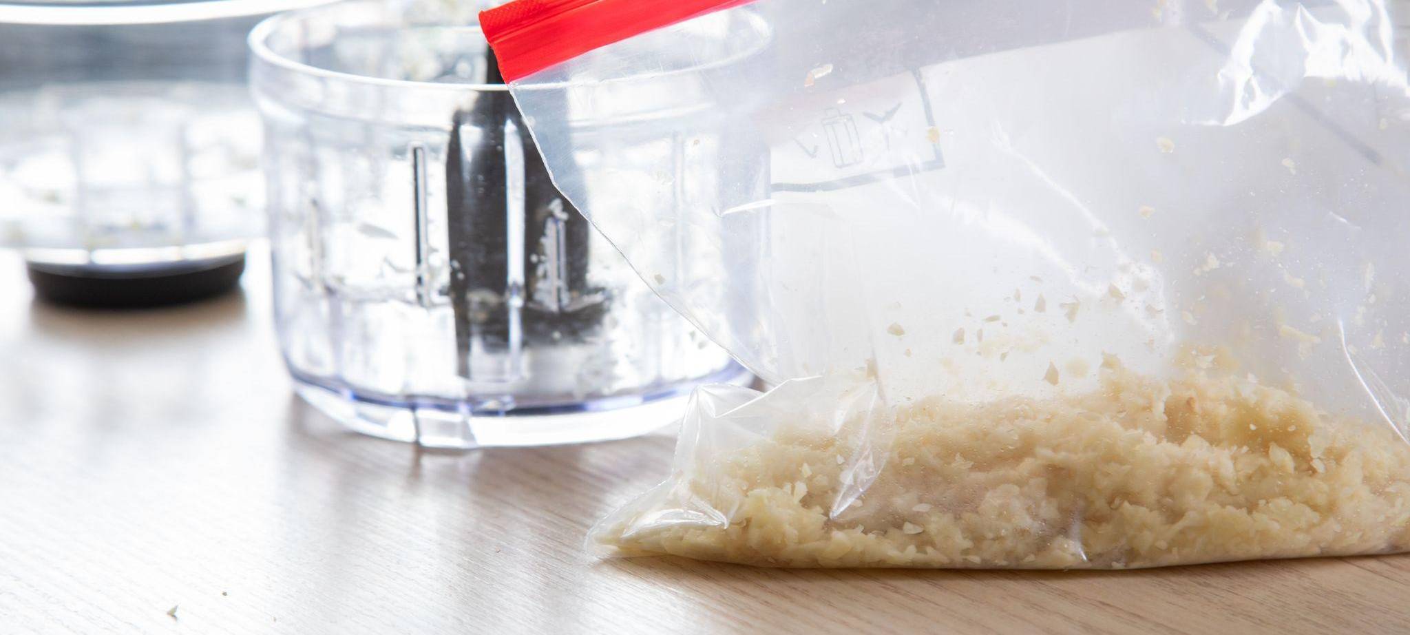 Gehackter Knoblauch liegt in einem Gefrierbeutel