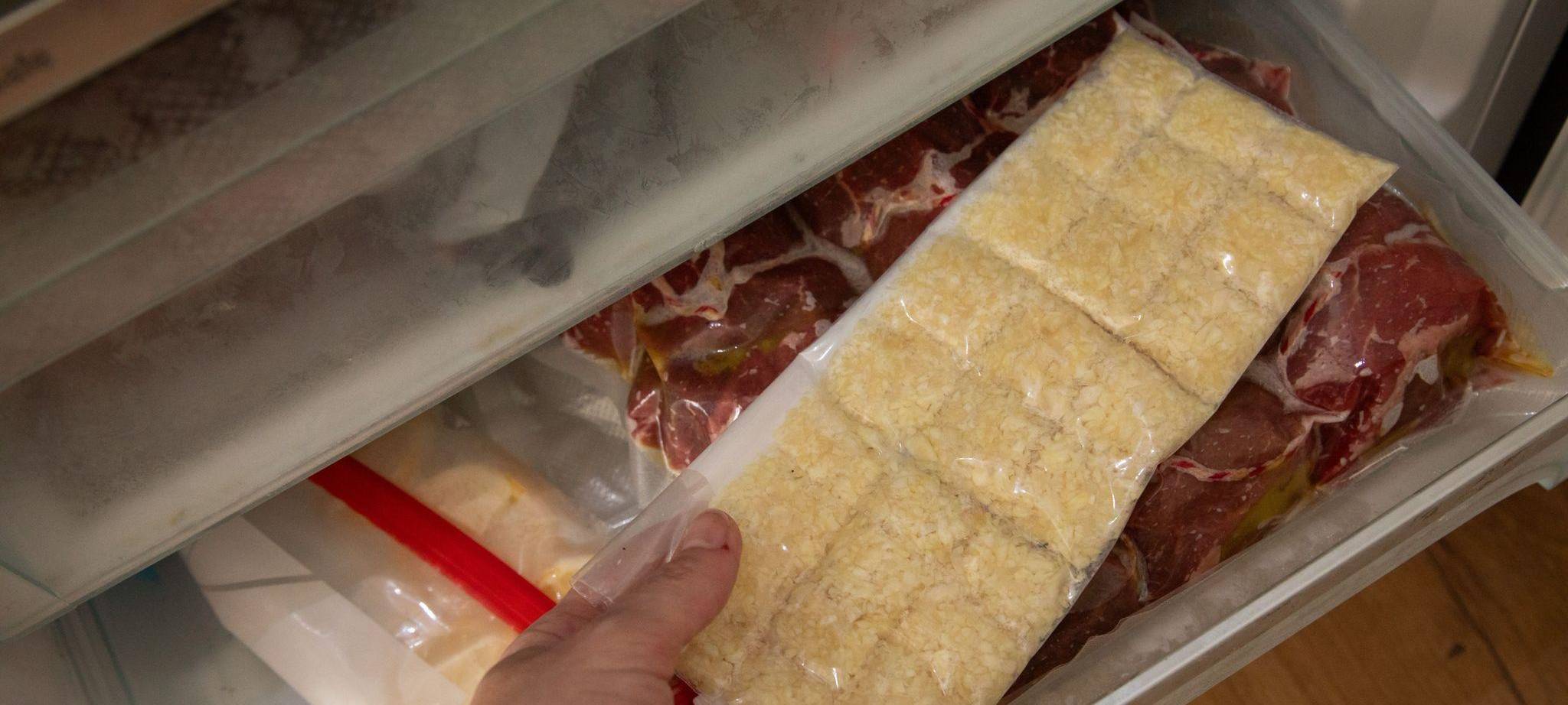 Knoblauch wird eingefroren