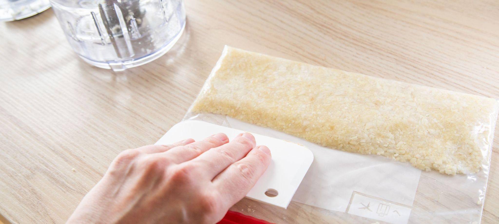 Knoblauch wird in einem Gefrierbeutel gleichmäßig verteilt