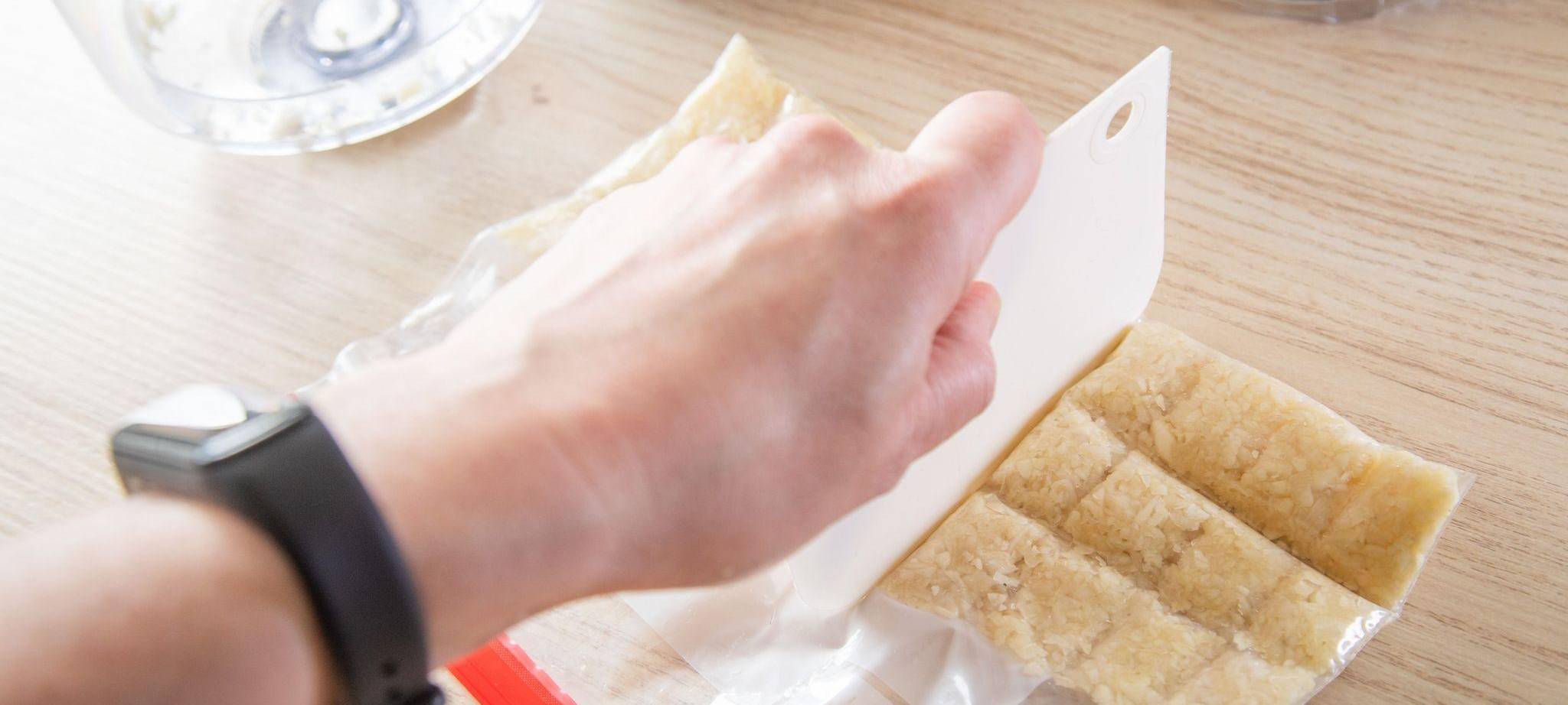 Knoblauch wird in einem Gefrierbeutel portioniert