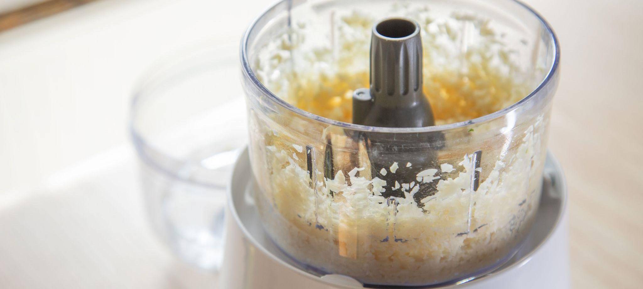 Knoblauch wird in einem Mixer zerkleinert