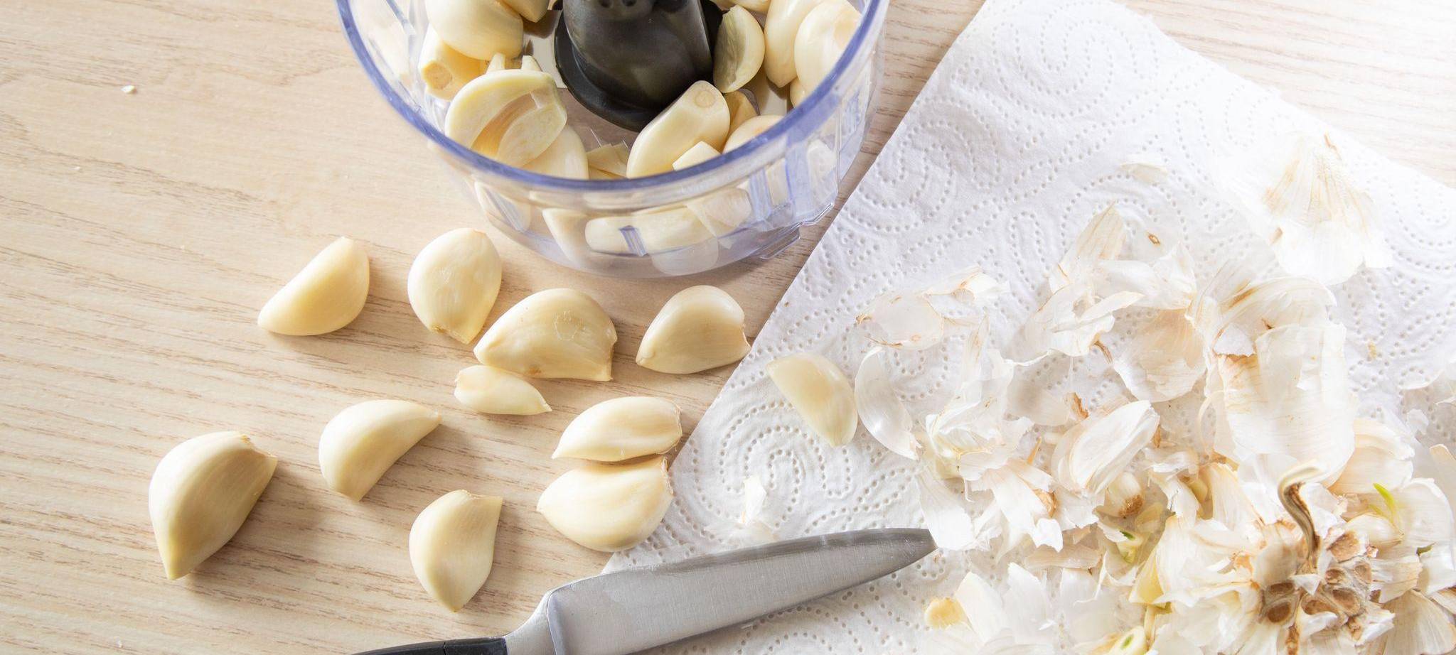 Geschälte Knoblauchzehen liegen auf einem Tisch