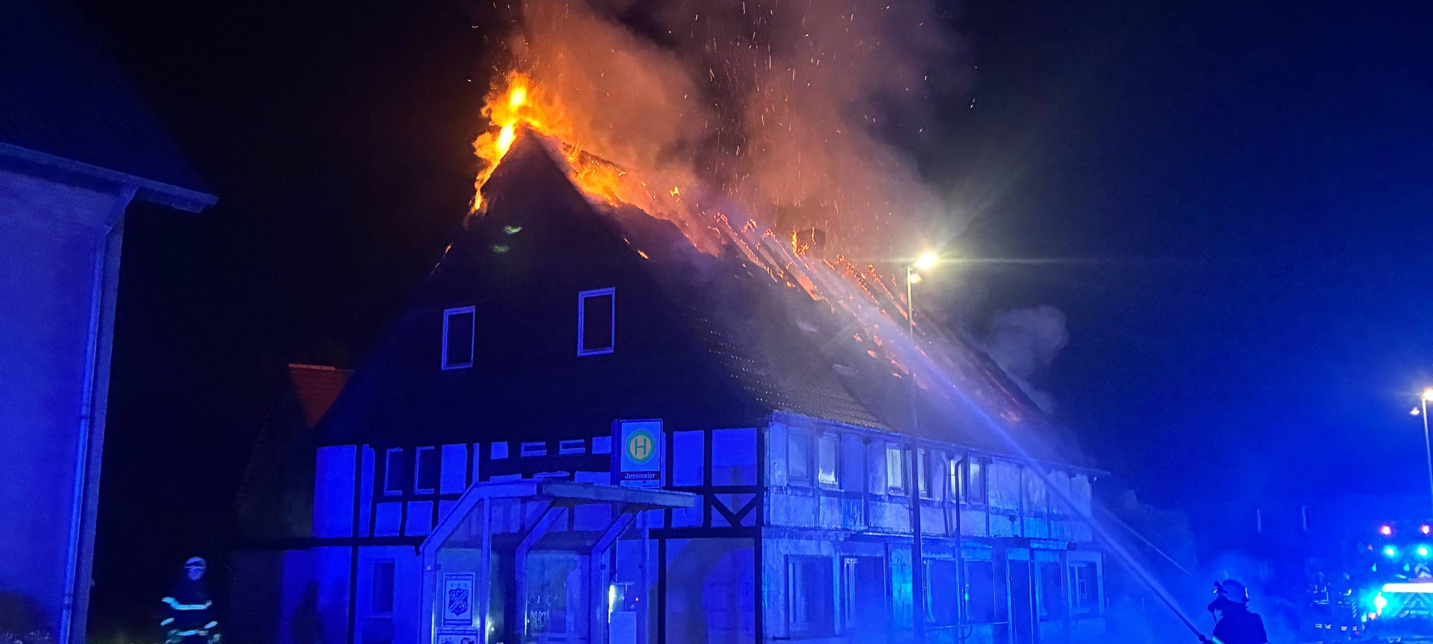 Brand in Geseke-Mönnighausen: Gasthof in Flammen