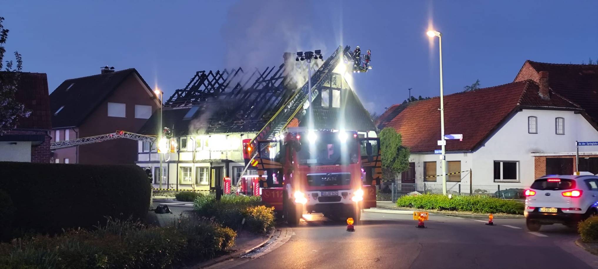 Brand in Geseke-Mönnighausen: Gasthof in Flammen