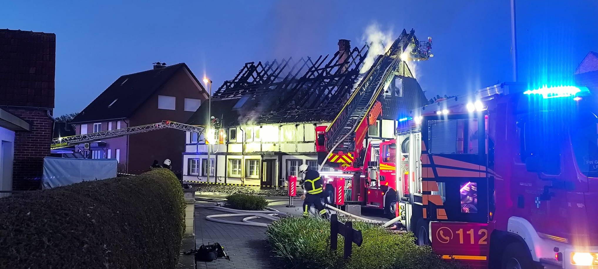 Brand in Geseke-Mönnighausen: Gasthof in Flammen