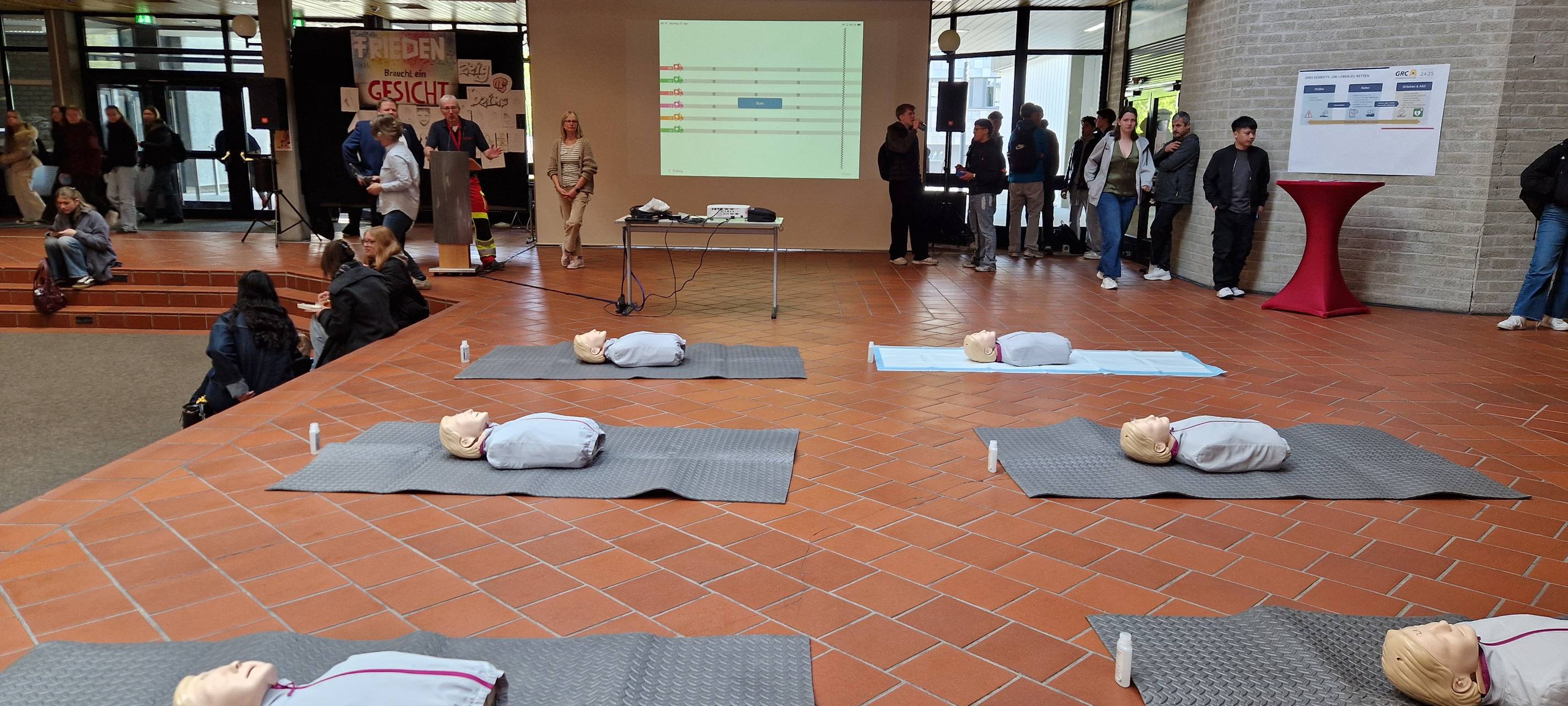 Schüler aus dem Kreis Soest üben Wiederbelebung im Ernstfall