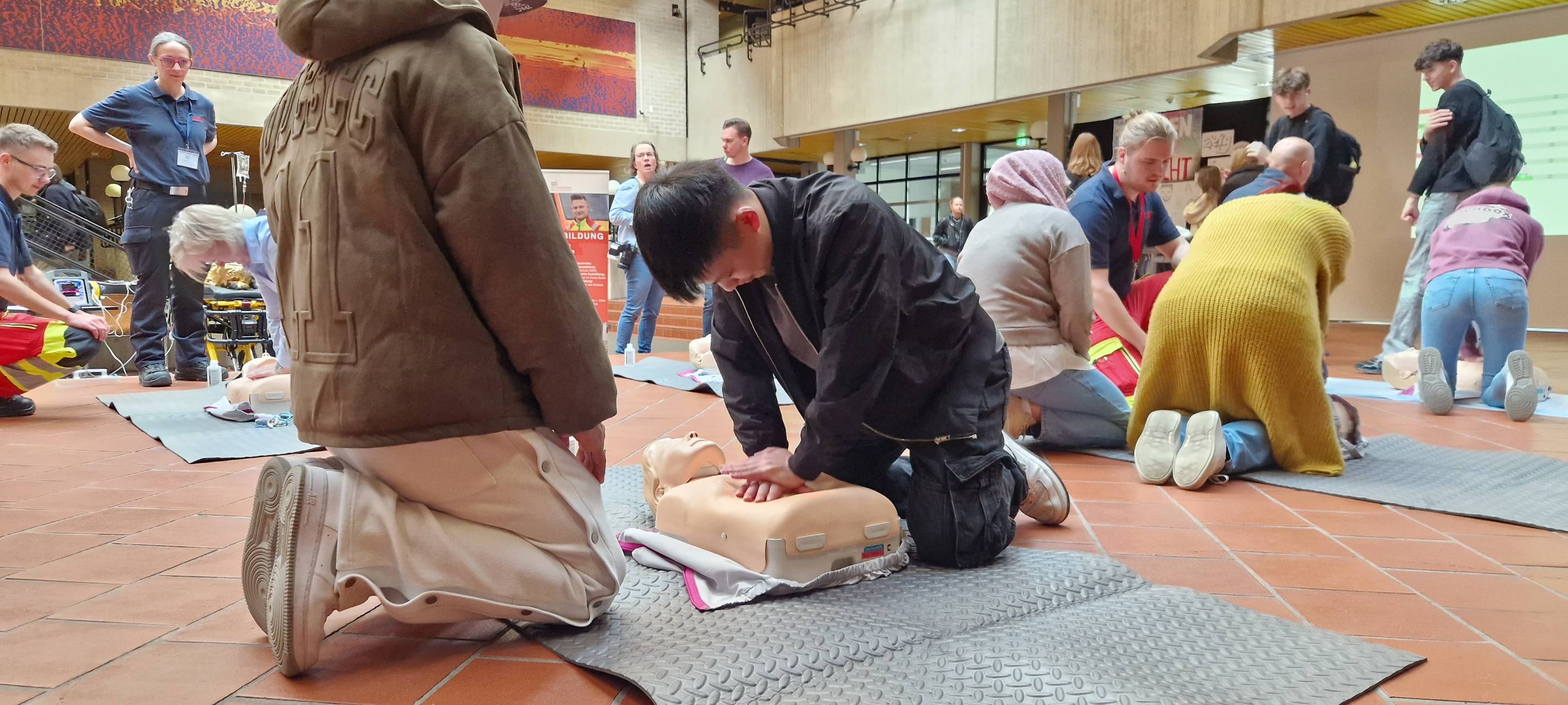 Schüler aus dem Kreis Soest üben Wiederbelebung im Ernstfall