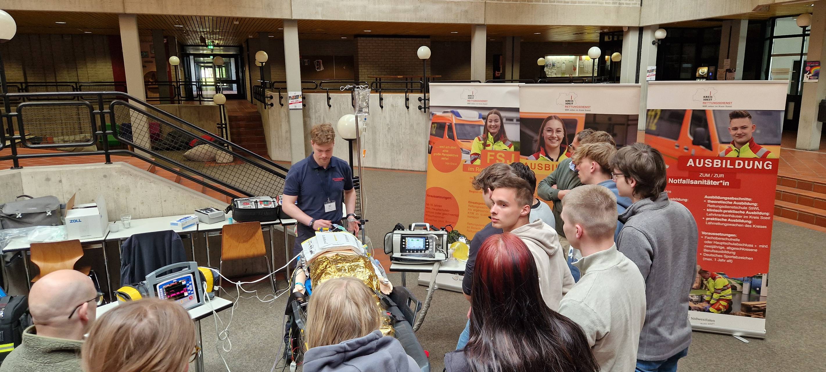Schüler aus dem Kreis Soest üben Wiederbelebung im Ernstfall