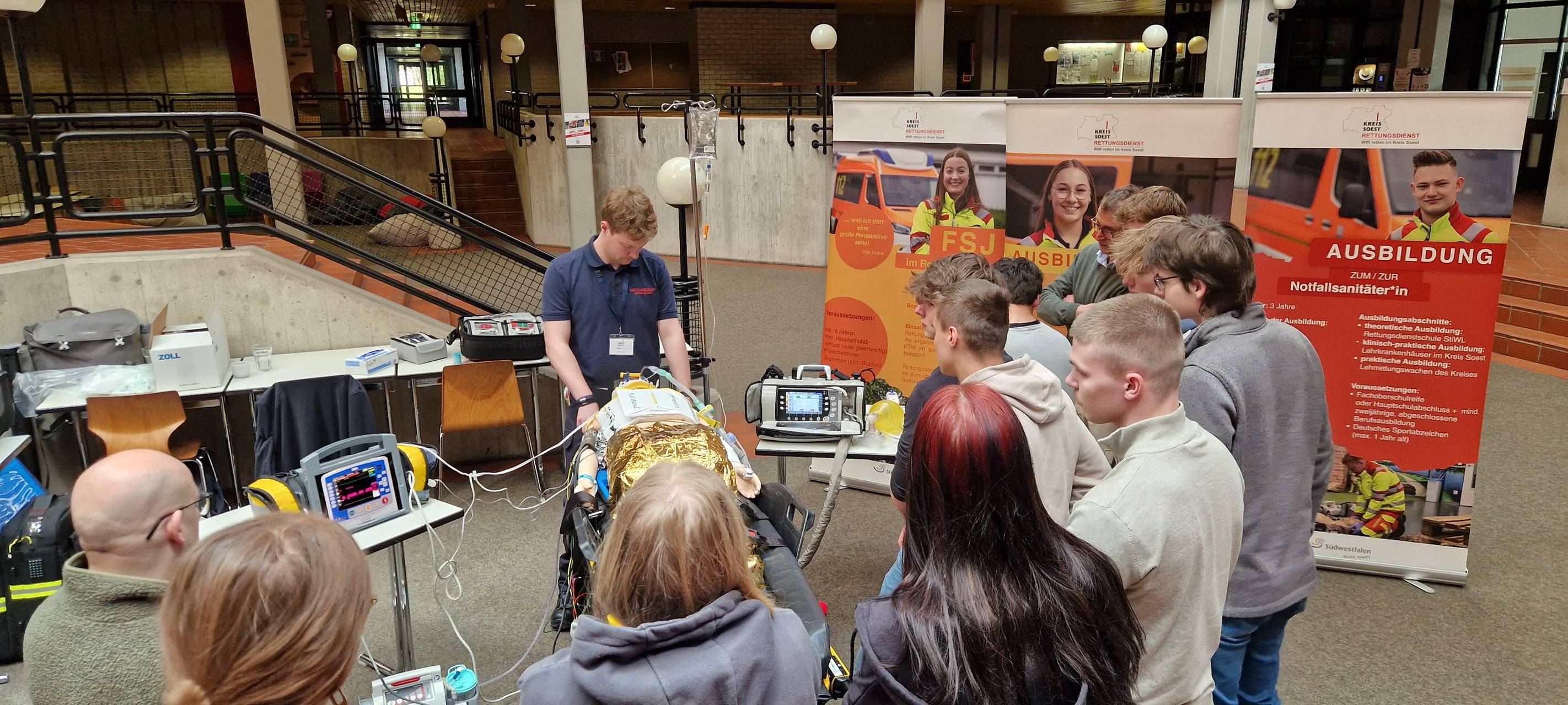 Schüler aus dem Kreis Soest üben Wiederbelebung im Ernstfall