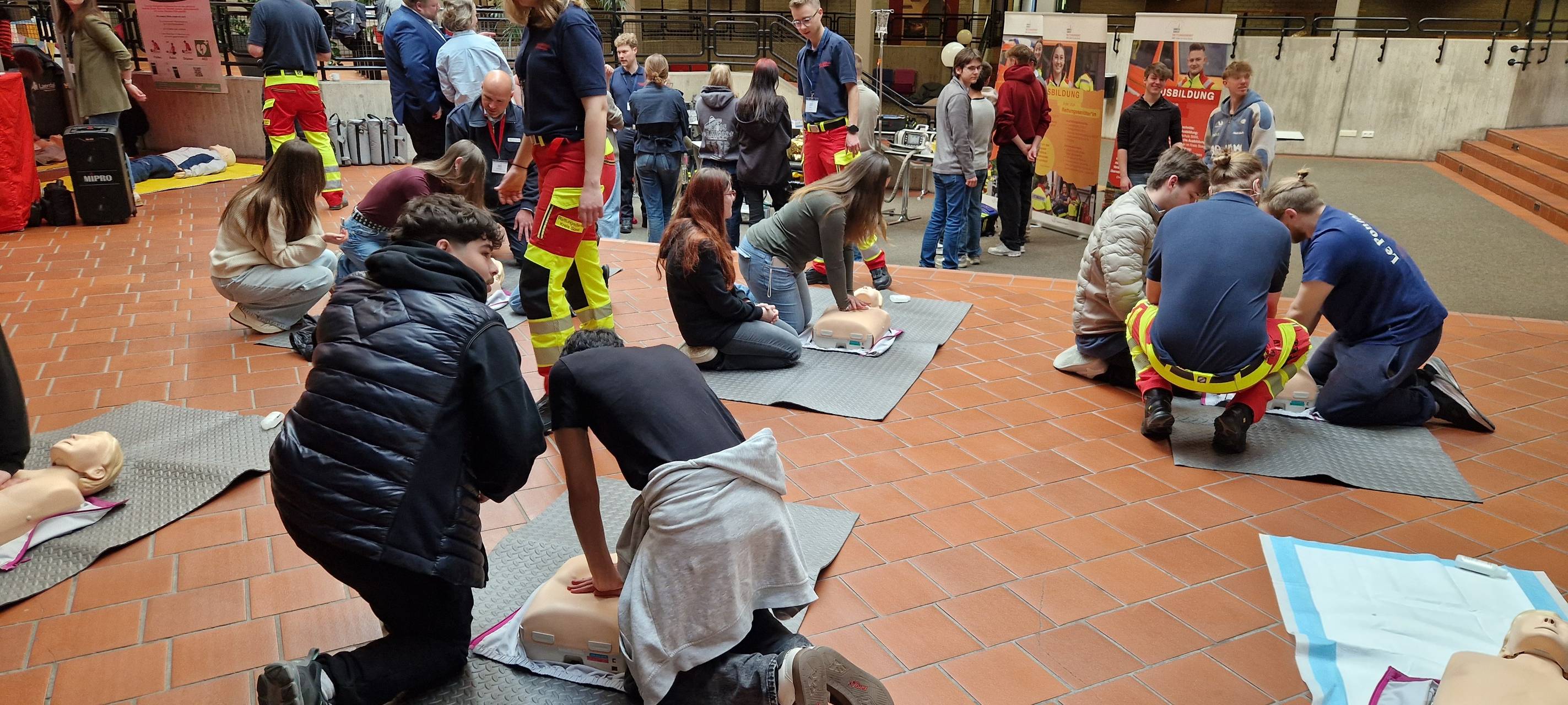 Schüler aus dem Kreis Soest üben Wiederbelebung im Ernstfall