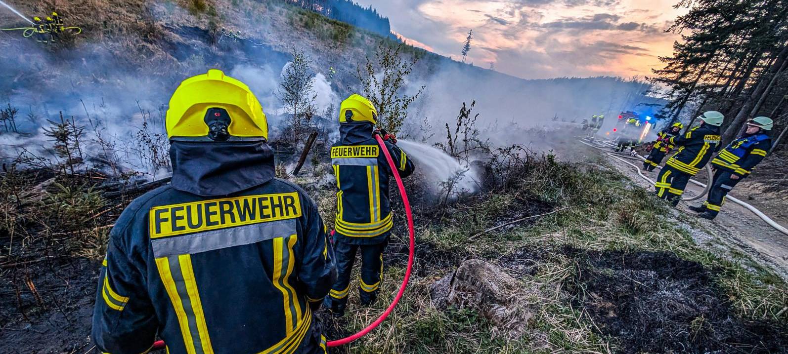 Waldbrand in Allagen: 80 Kräfte im Einsatz