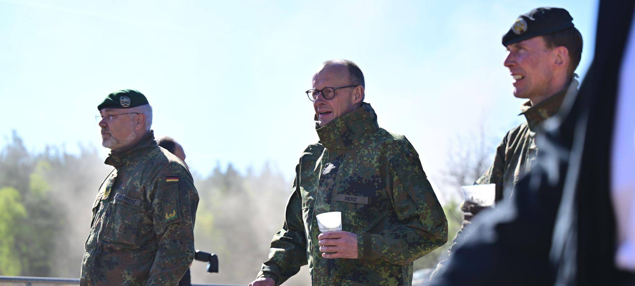 Bundeskanzler Merz besucht Bundeswehr in Munster