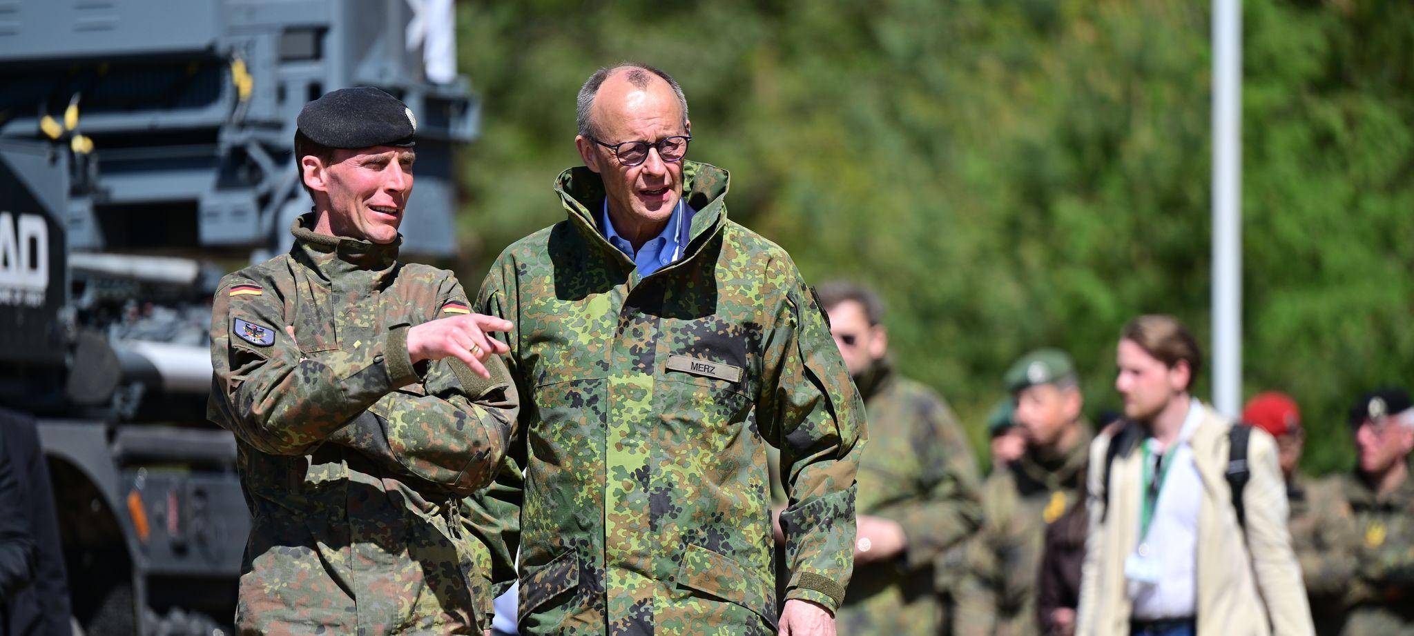Bundeskanzler Merz besucht Bundeswehr in Munster