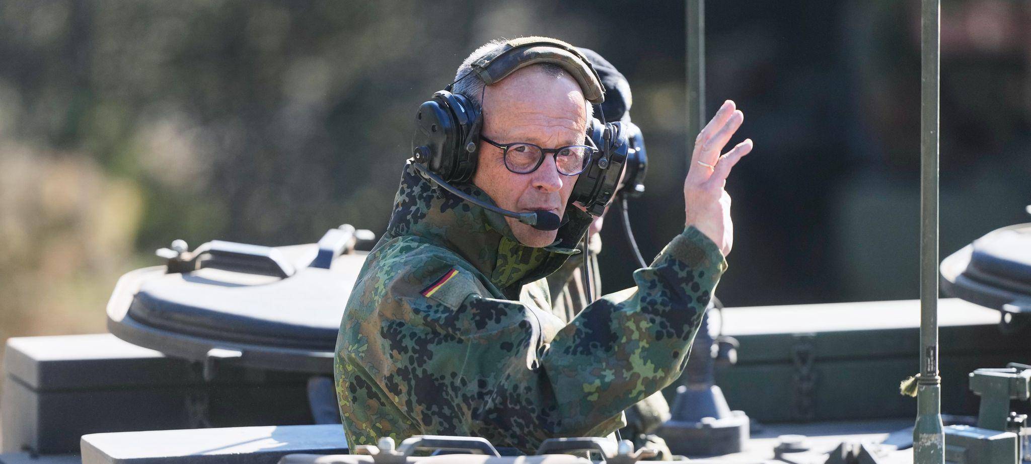 Bundeskanzler Merz besucht Bundeswehr in Munster