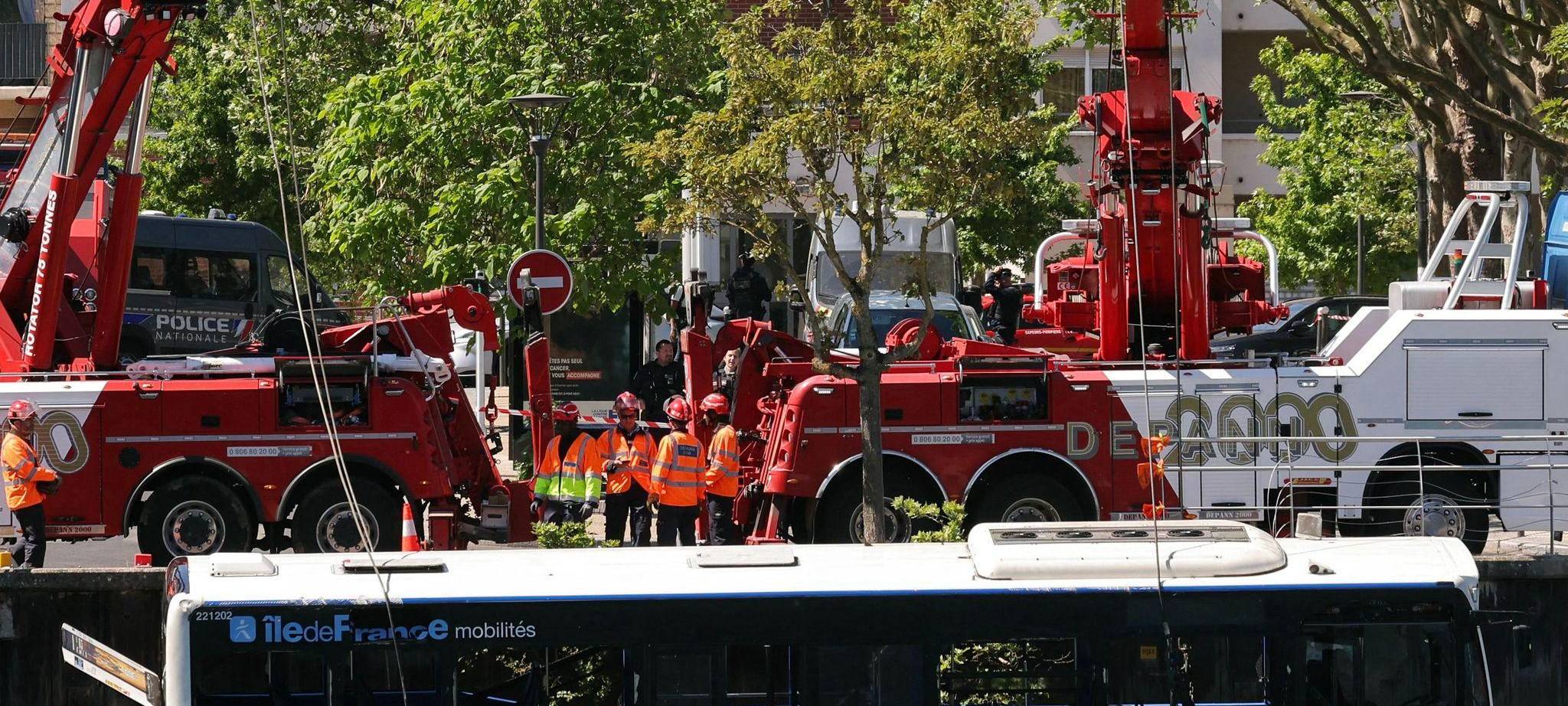Bus stürzt bei Paris in Seine – Fahrschülerin am Steuer