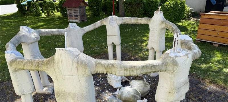 Vandalismus in Lippstadt: Skulpturen an Schule beschädigt