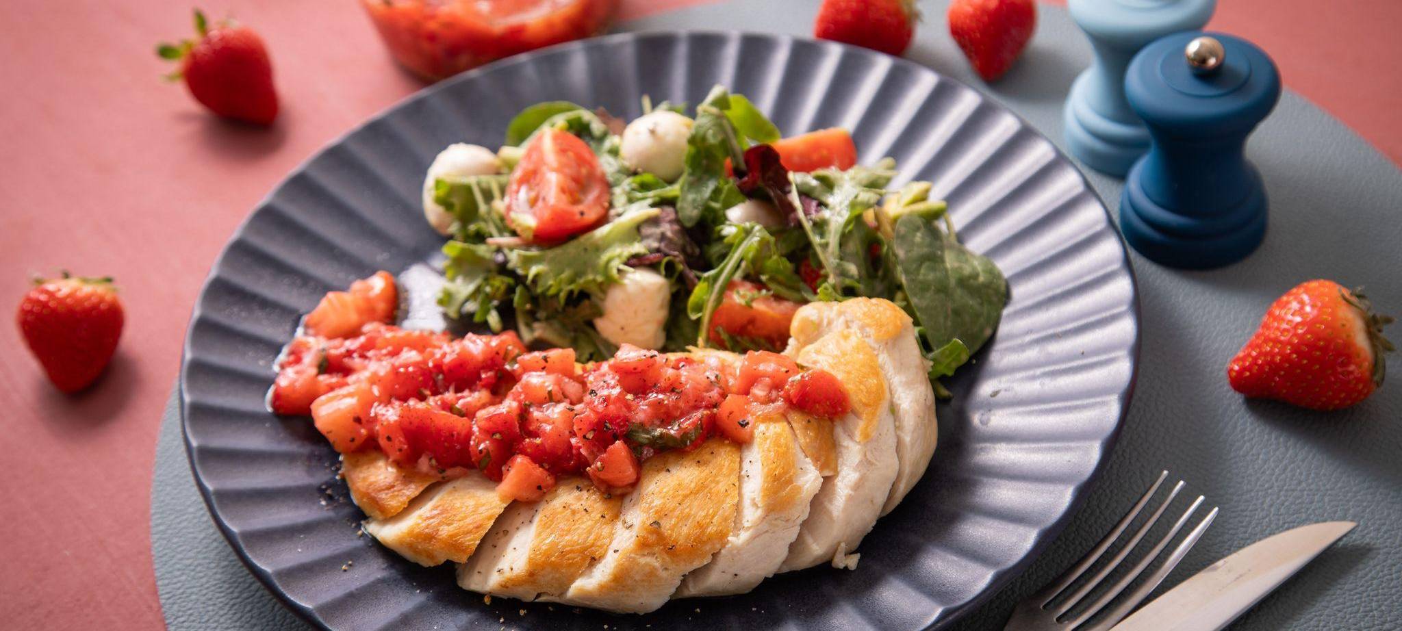 Erdbeersalsa auf gebratener Hühnerbrust