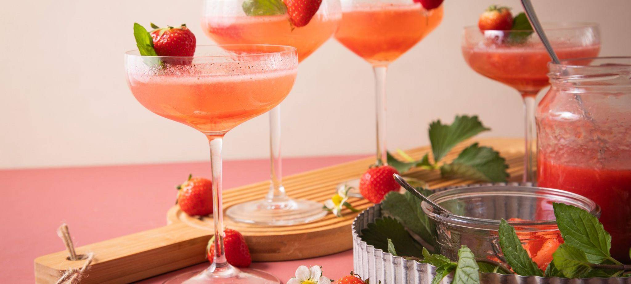 Rosé-Sekt mit Erdbeer-Vanille-Chili-Püree und Minze