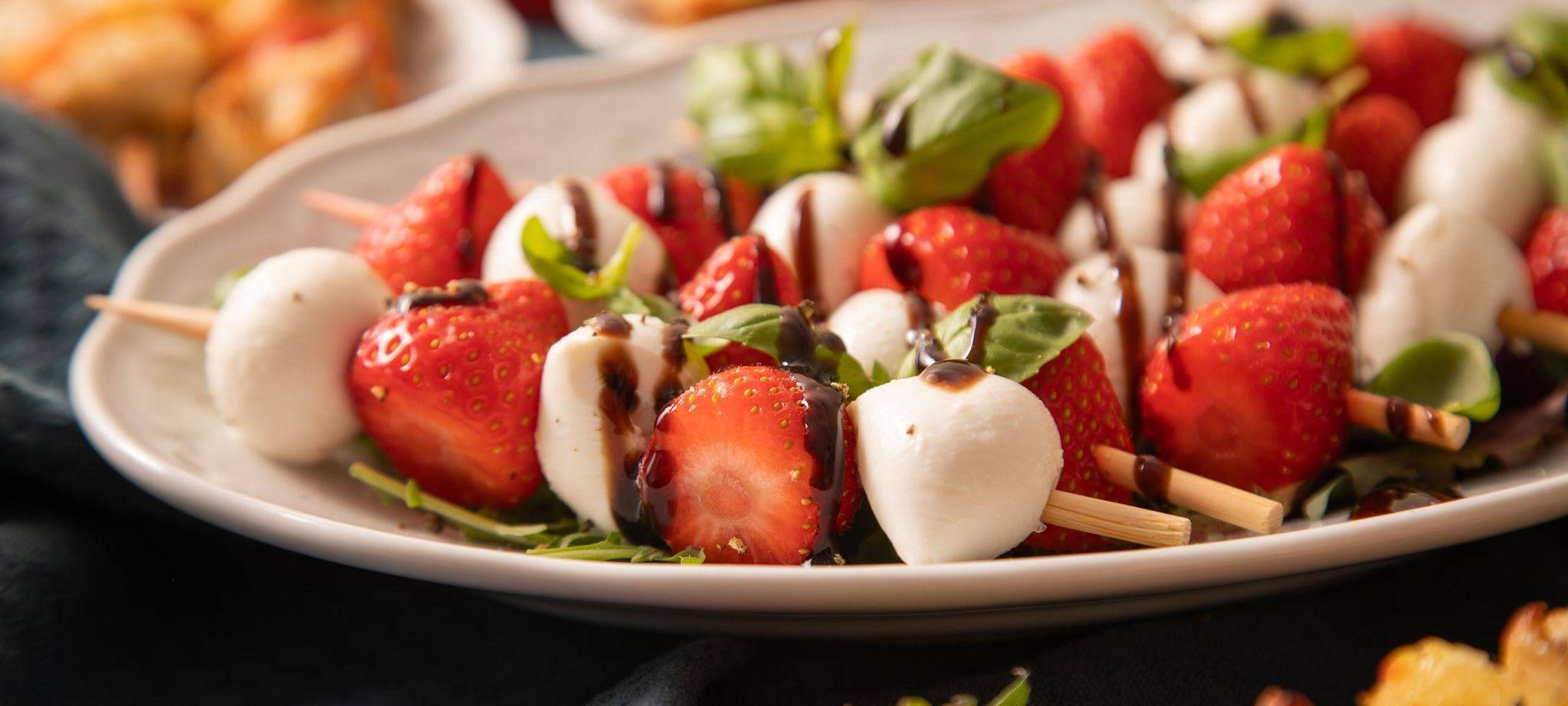 Erdbeer-Mozzarella-Spieße mit Basilikum