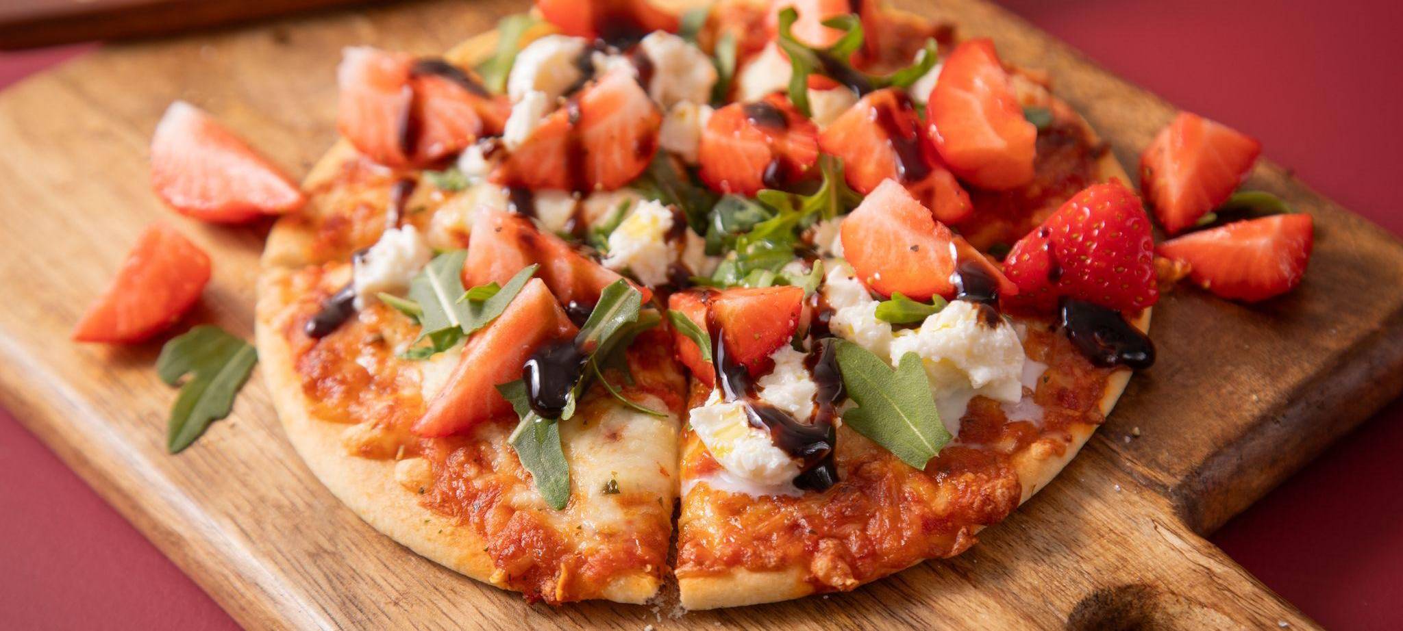 Pizza Margherita mit Erdbeeren und Rucola