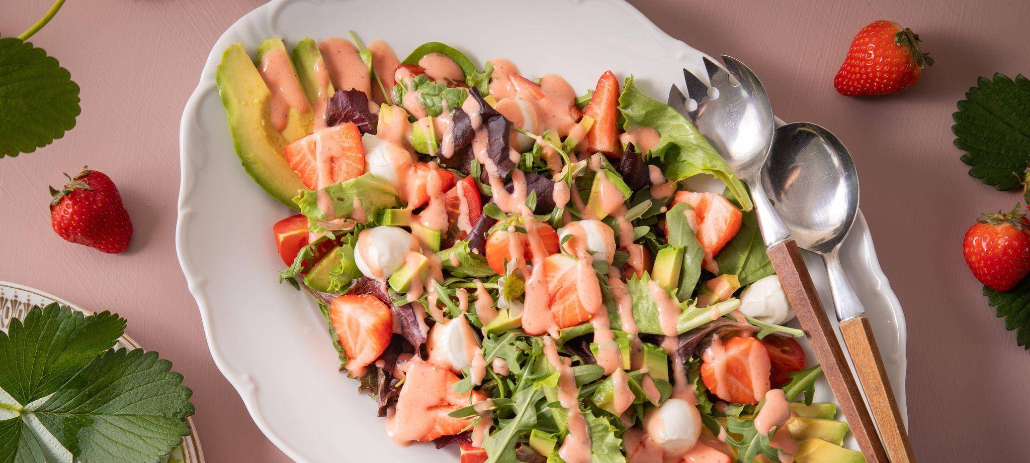 Sommersalat mit Erdbeer-Vinaigrette