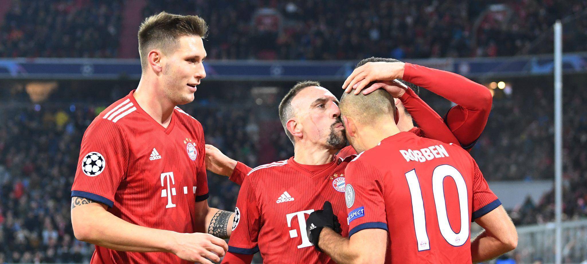 Niklas Süle mit Franck Ribéry und Arjen Robben