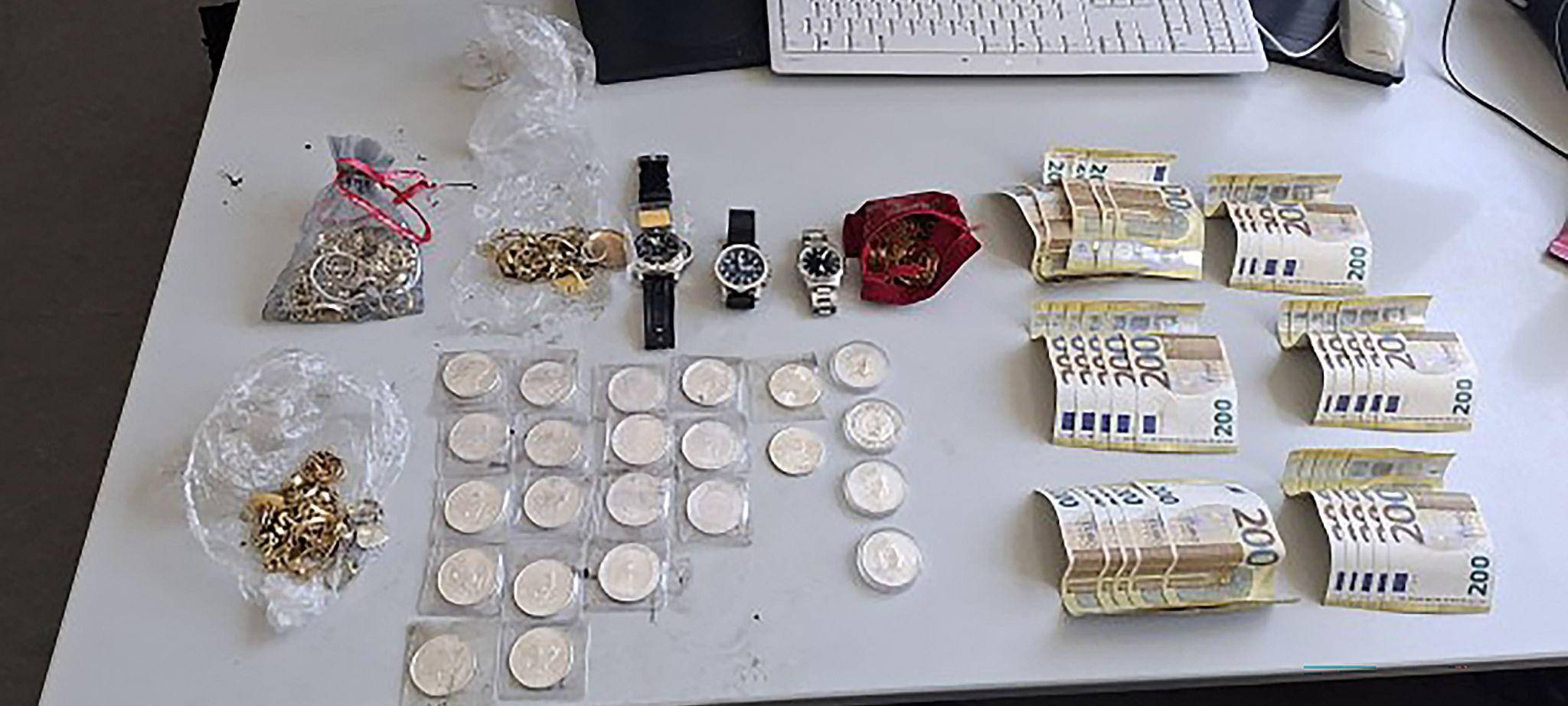 Silbermünzen, Bargeld und Goldschmuck auf Spielplatz entdeckt