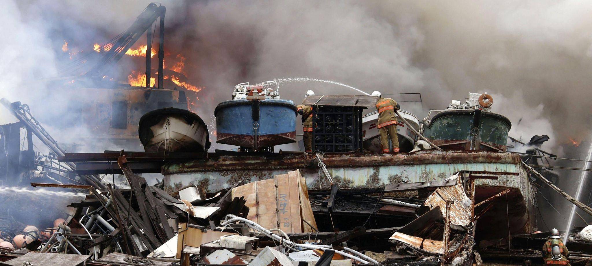 Großbrand in einer Abwrackwerft in Japan