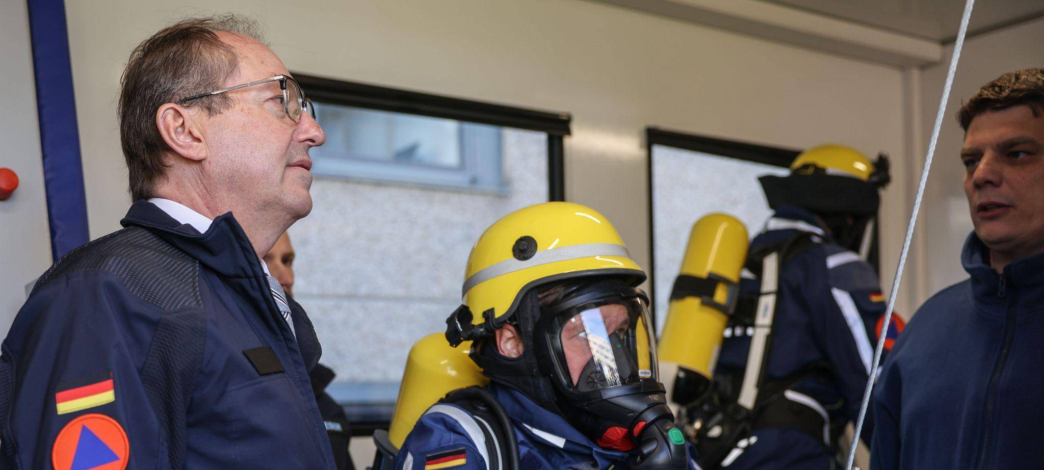 Bundesinnenminister Dobrindt besucht Zivilschutz-Behörden