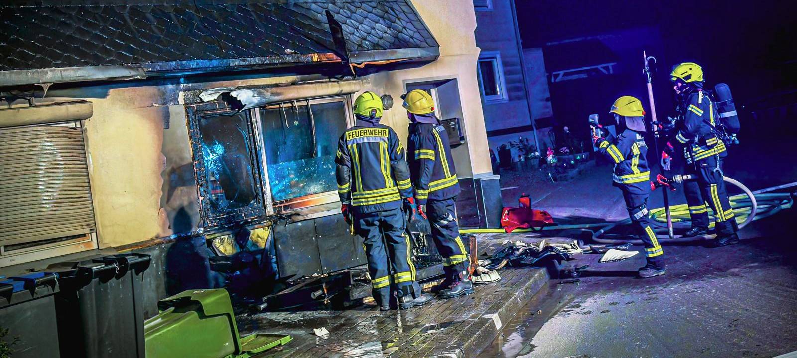 Brandstiftung in Warstein-Suttrop: Feuer bedroht Wohnhaus