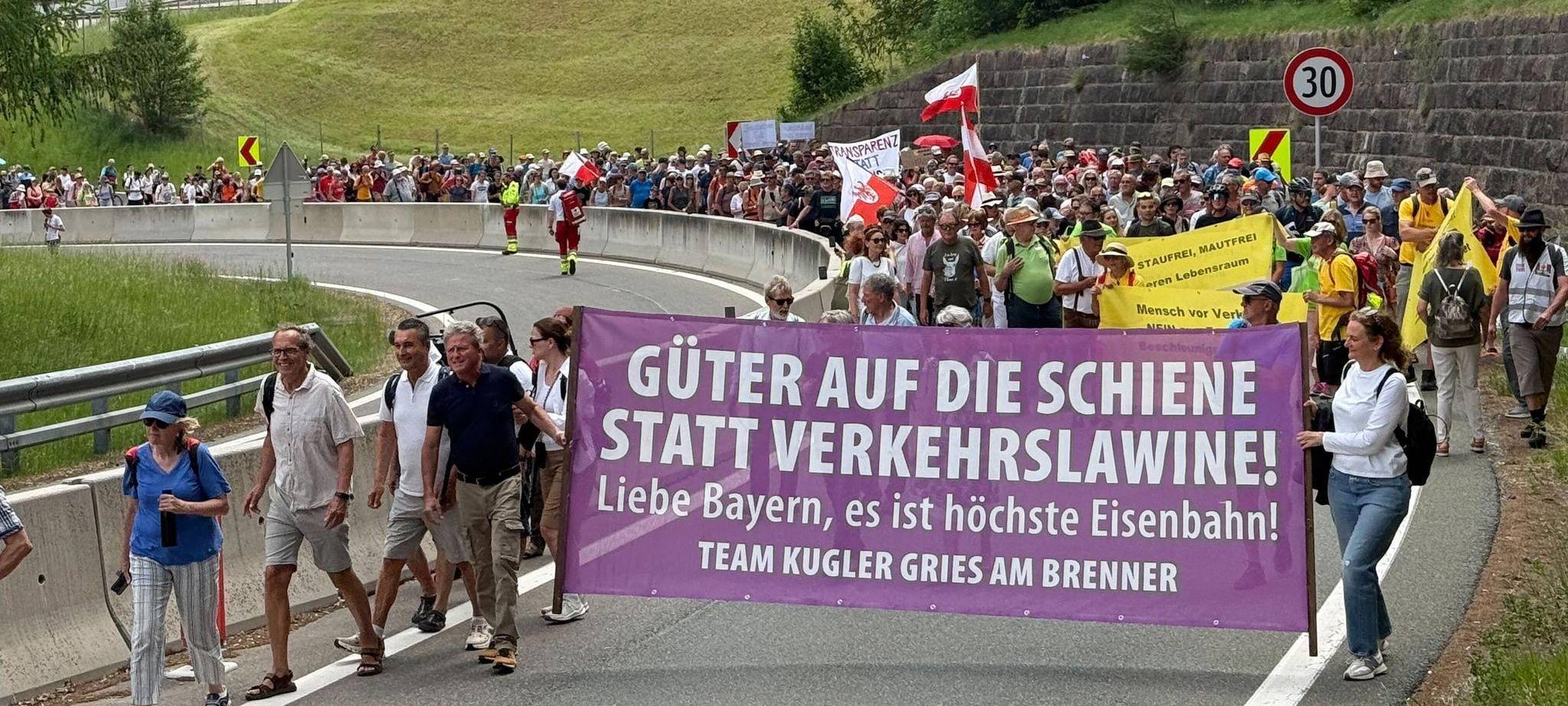 Demonstration und Totalsperre auf Brennerautobahn
